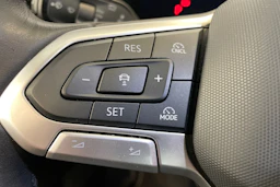 valkoinen Volkswagen Passat 2024 kuva 27.