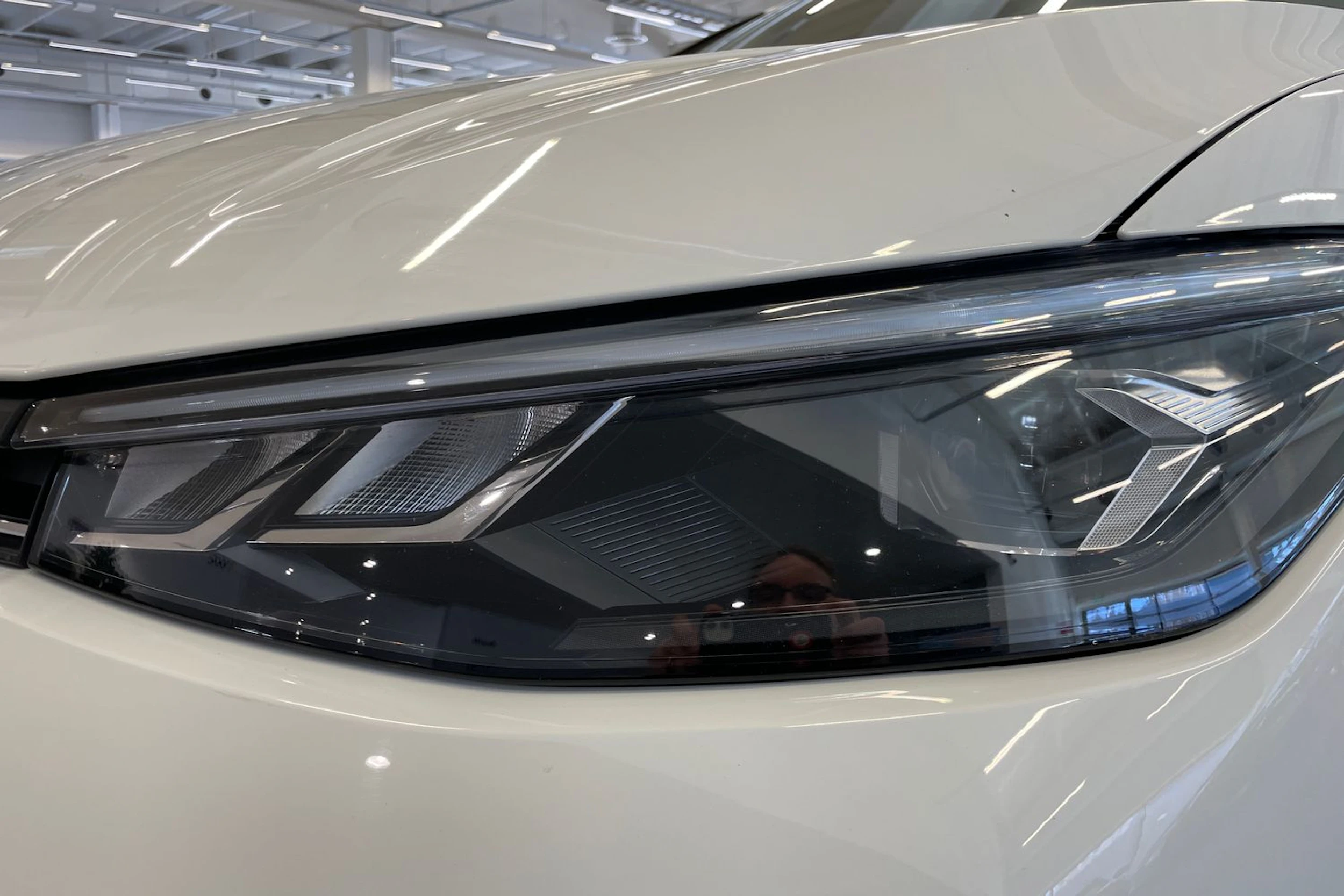 valkoinen Volkswagen Passat 2024 kuva 31.