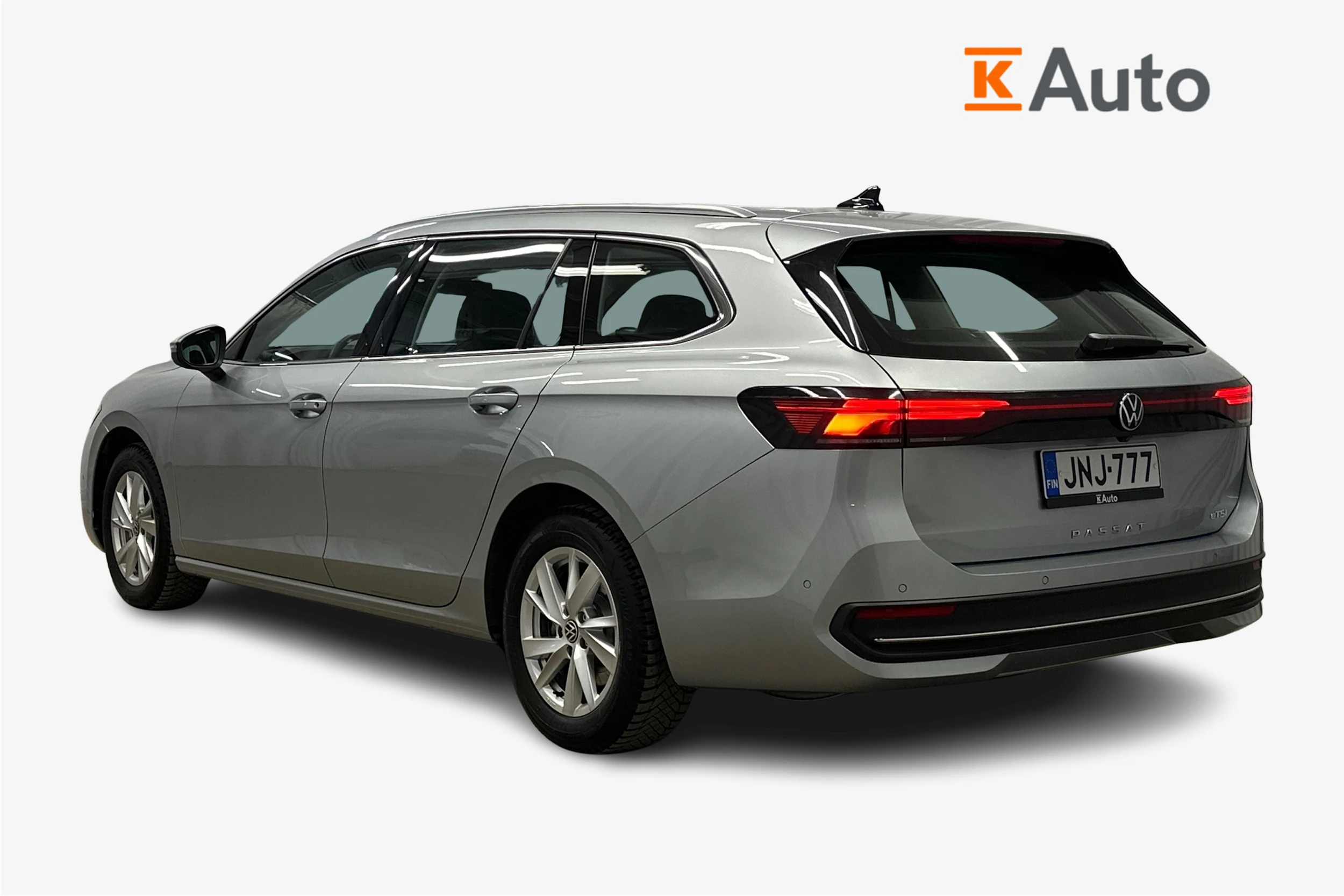 harmaa Volkswagen Passat 2024 kuva 2.