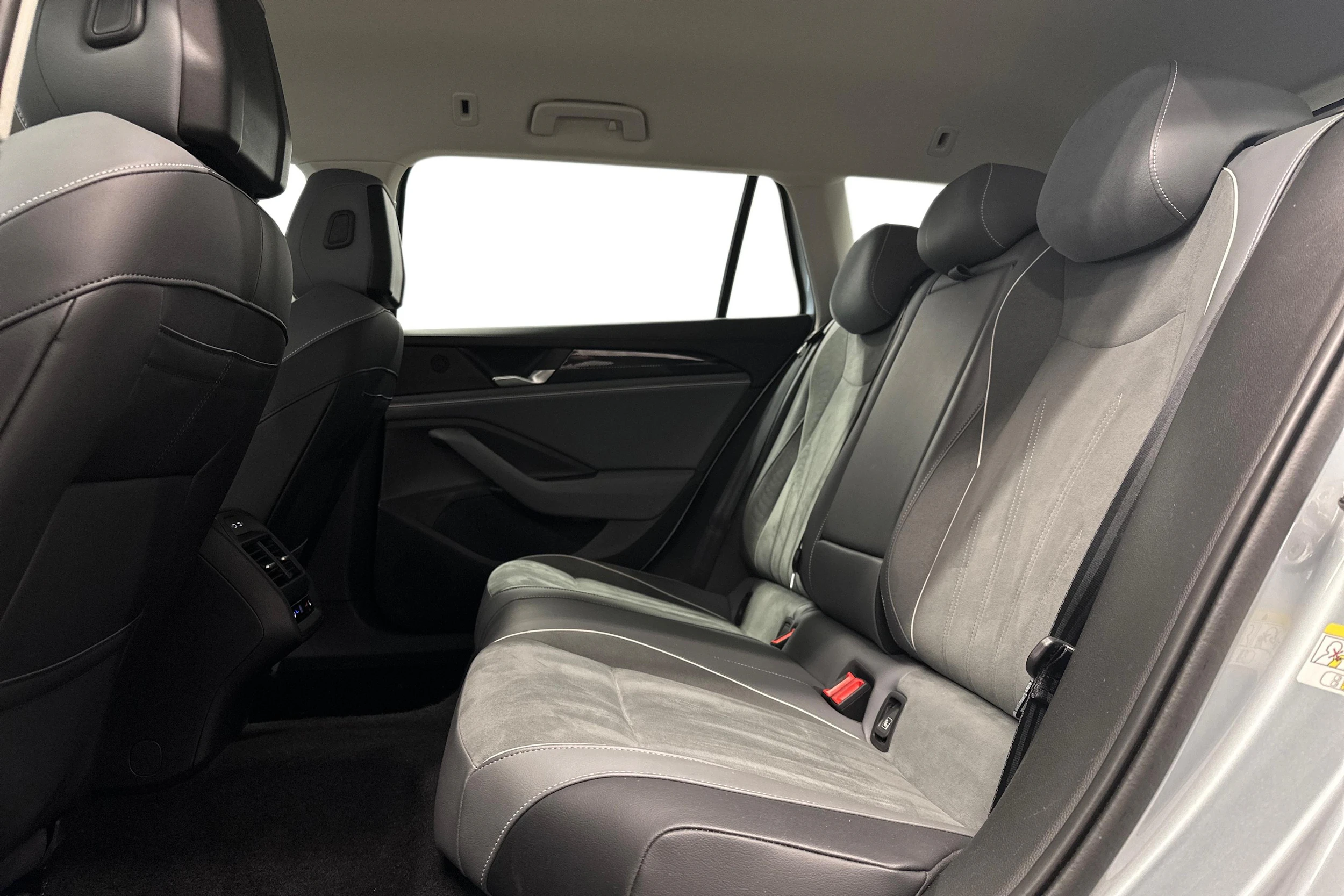 harmaa Volkswagen Passat 2024 kuva 8.