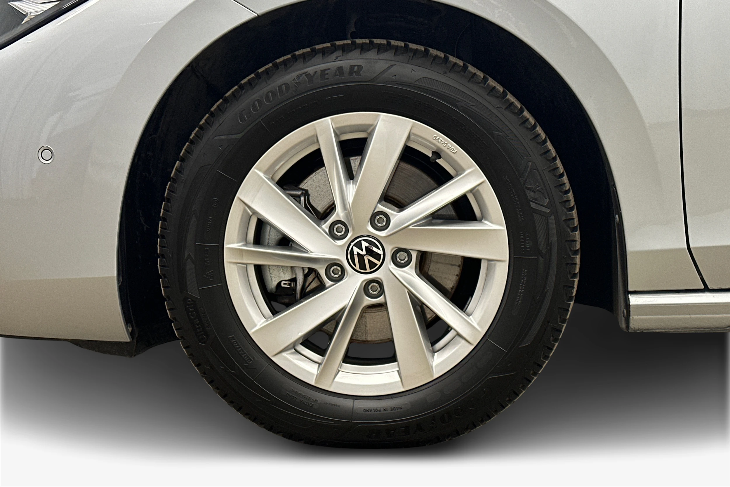 harmaa Volkswagen Passat 2024 kuva 9.