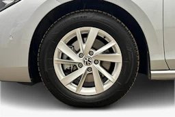 harmaa Volkswagen Passat 2024 kuva 9.