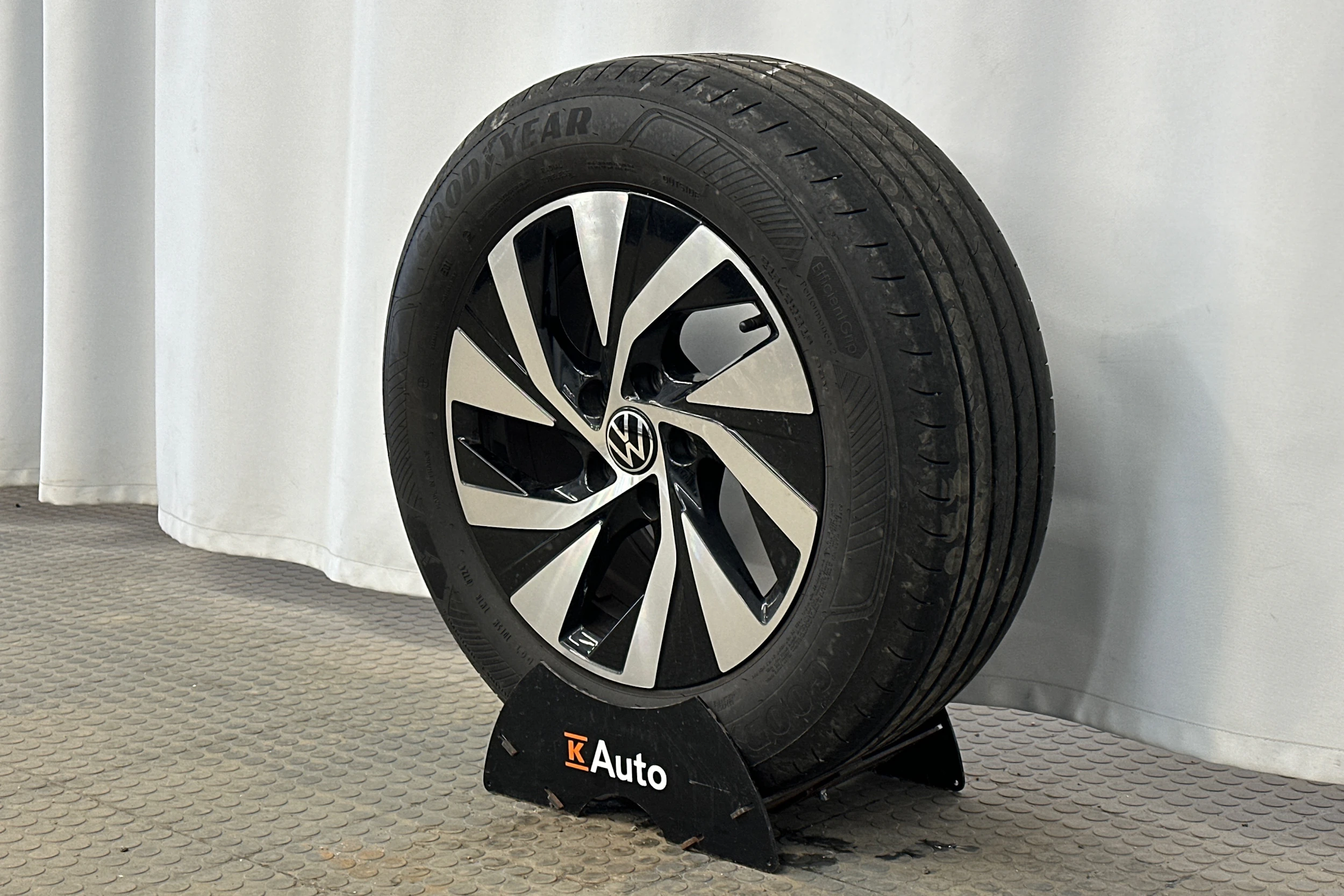 harmaa Volkswagen Passat 2024 kuva 10.