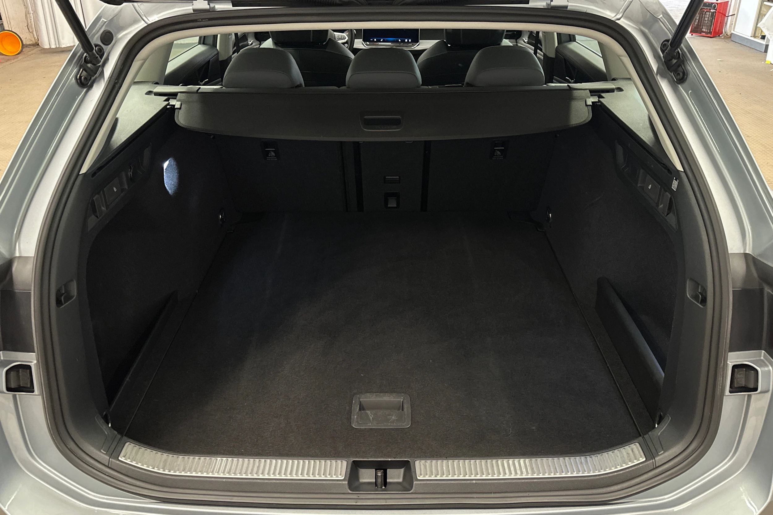 harmaa Volkswagen Passat 2024 kuva 11.