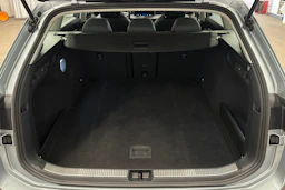 harmaa Volkswagen Passat 2024 kuva 11.