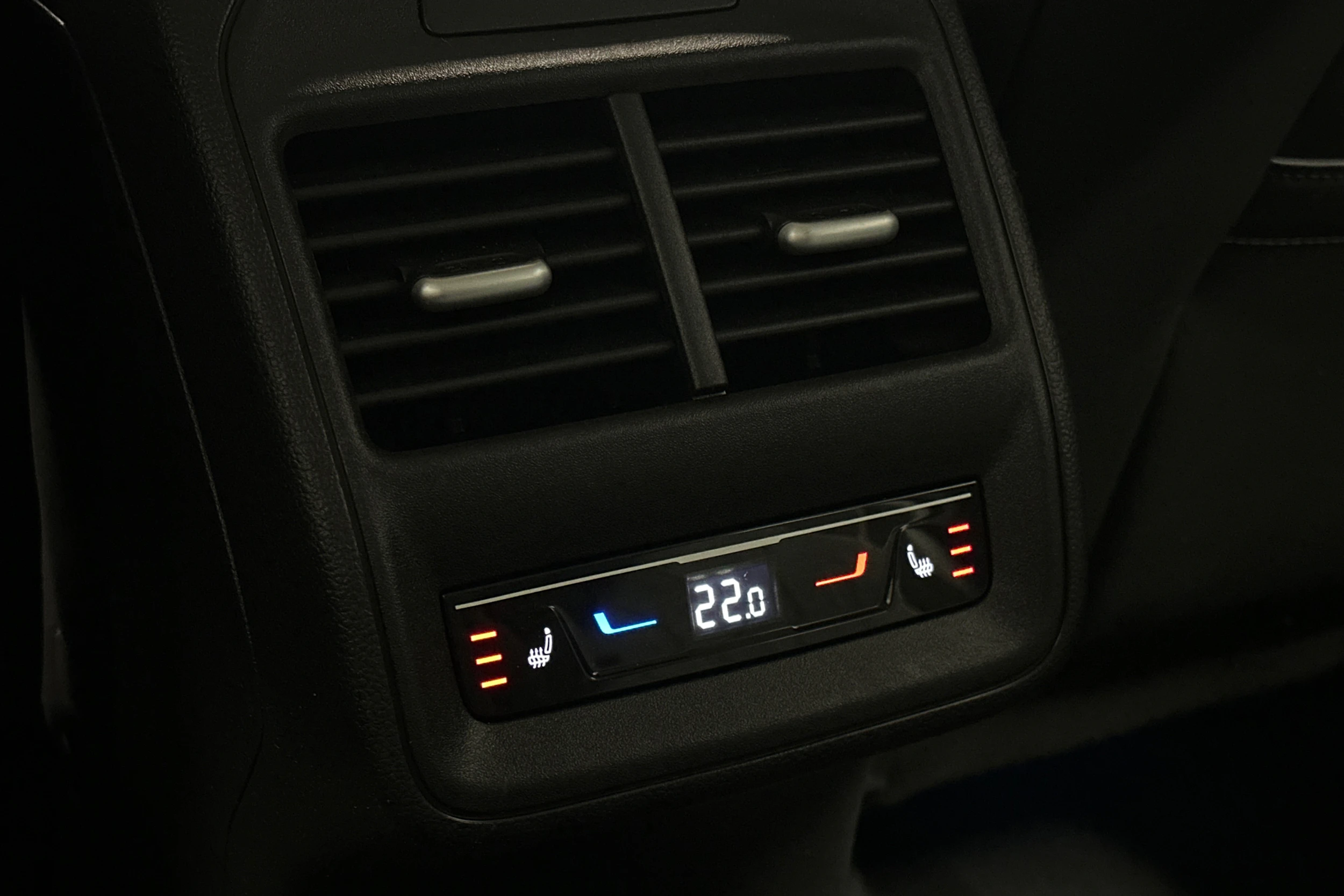 harmaa Volkswagen Passat 2024 kuva 12.