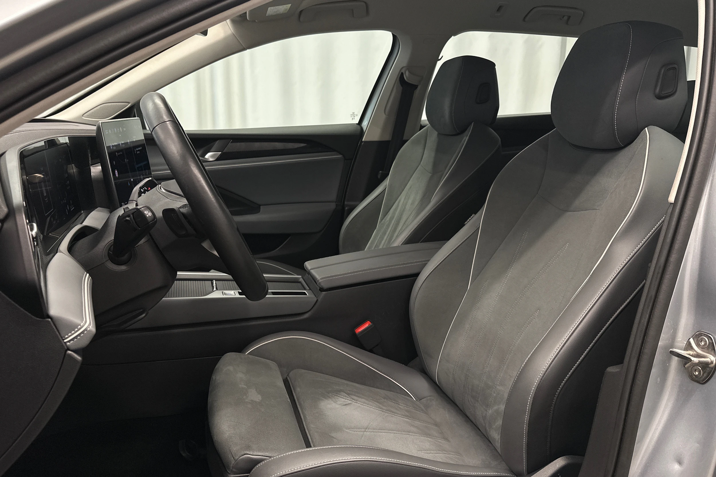 harmaa Volkswagen Passat 2024 kuva 13.