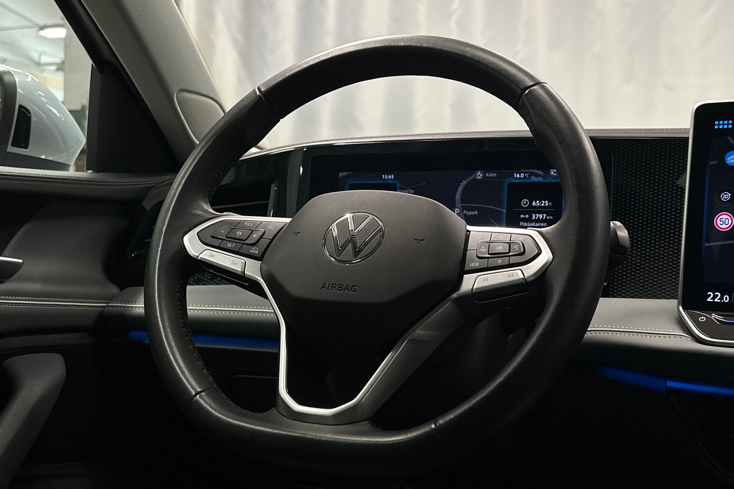 harmaa Volkswagen Passat 2024 kuva 14.