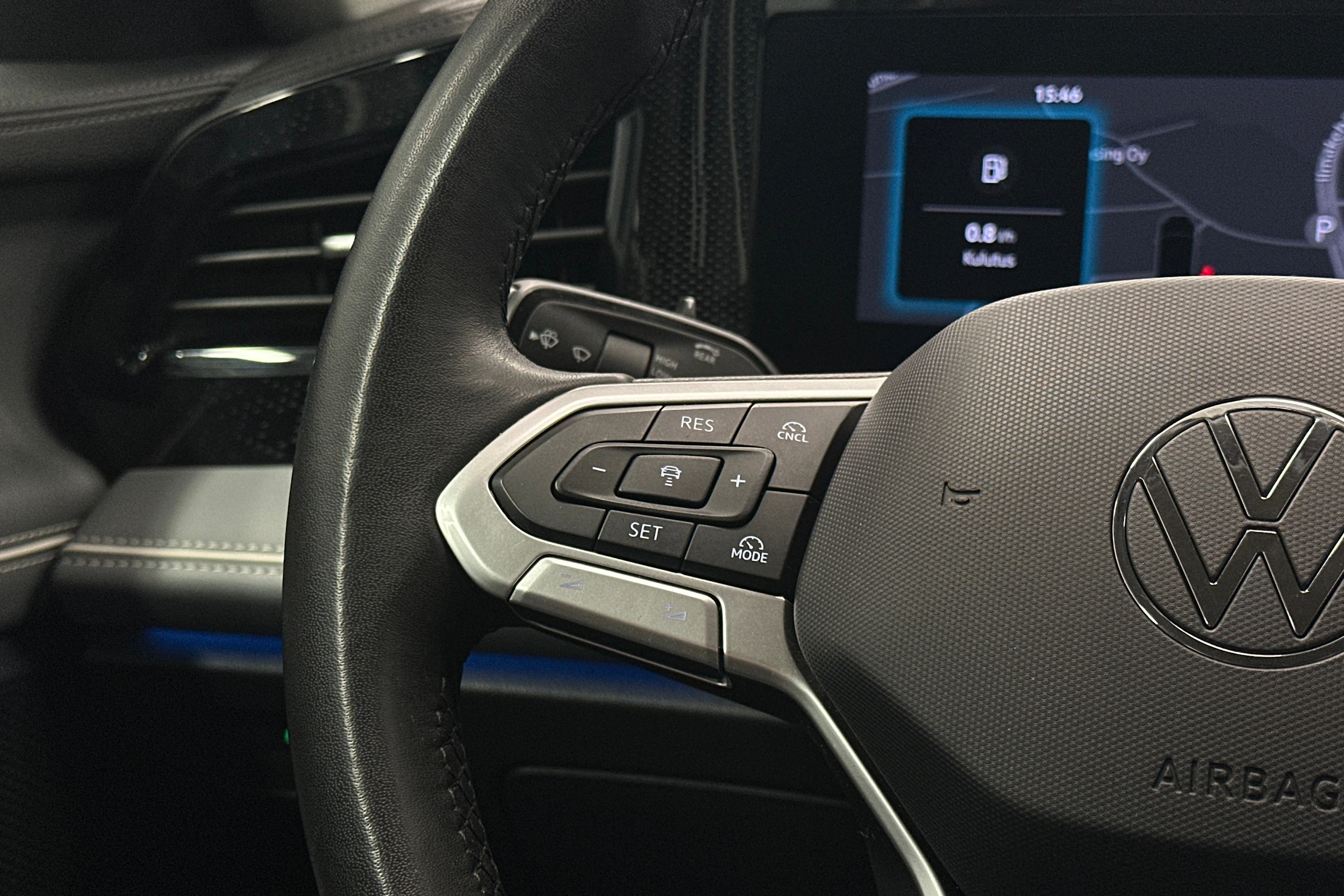 harmaa Volkswagen Passat 2024 kuva 15.