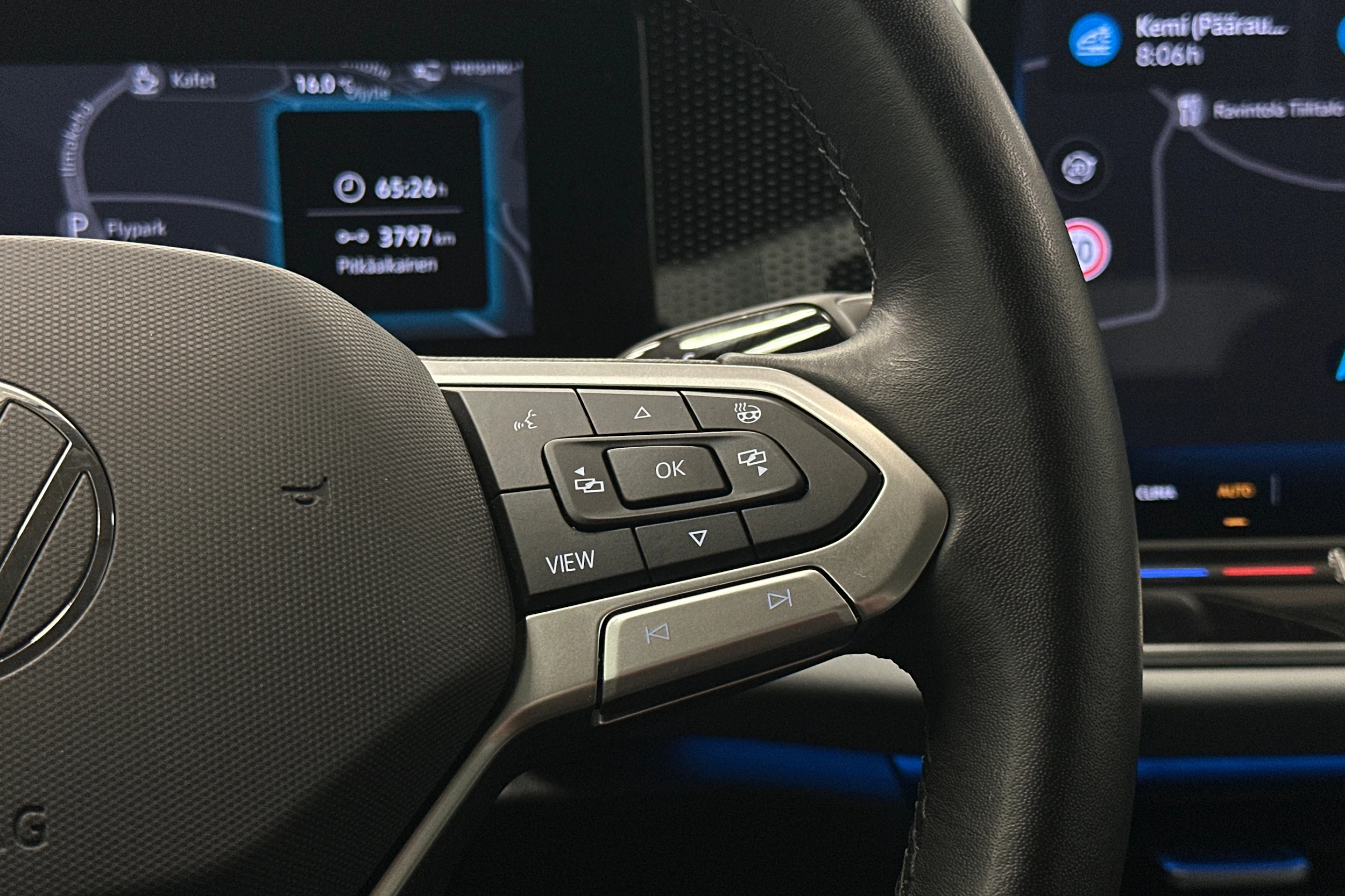 harmaa Volkswagen Passat 2024 kuva 16.