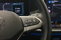 harmaa Volkswagen Passat 2024 kuva 16.