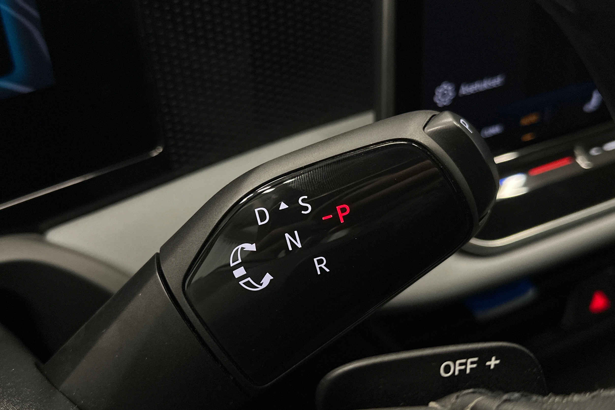 harmaa Volkswagen Passat 2024 kuva 26.