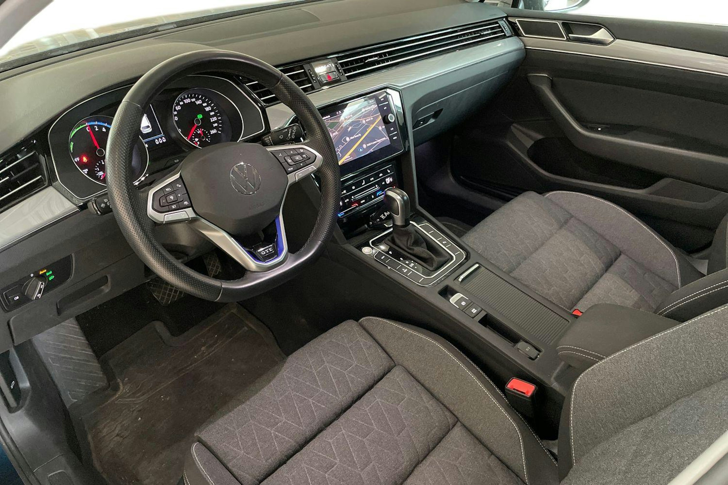 sininen Volkswagen Passat 2024 kuva 3.
