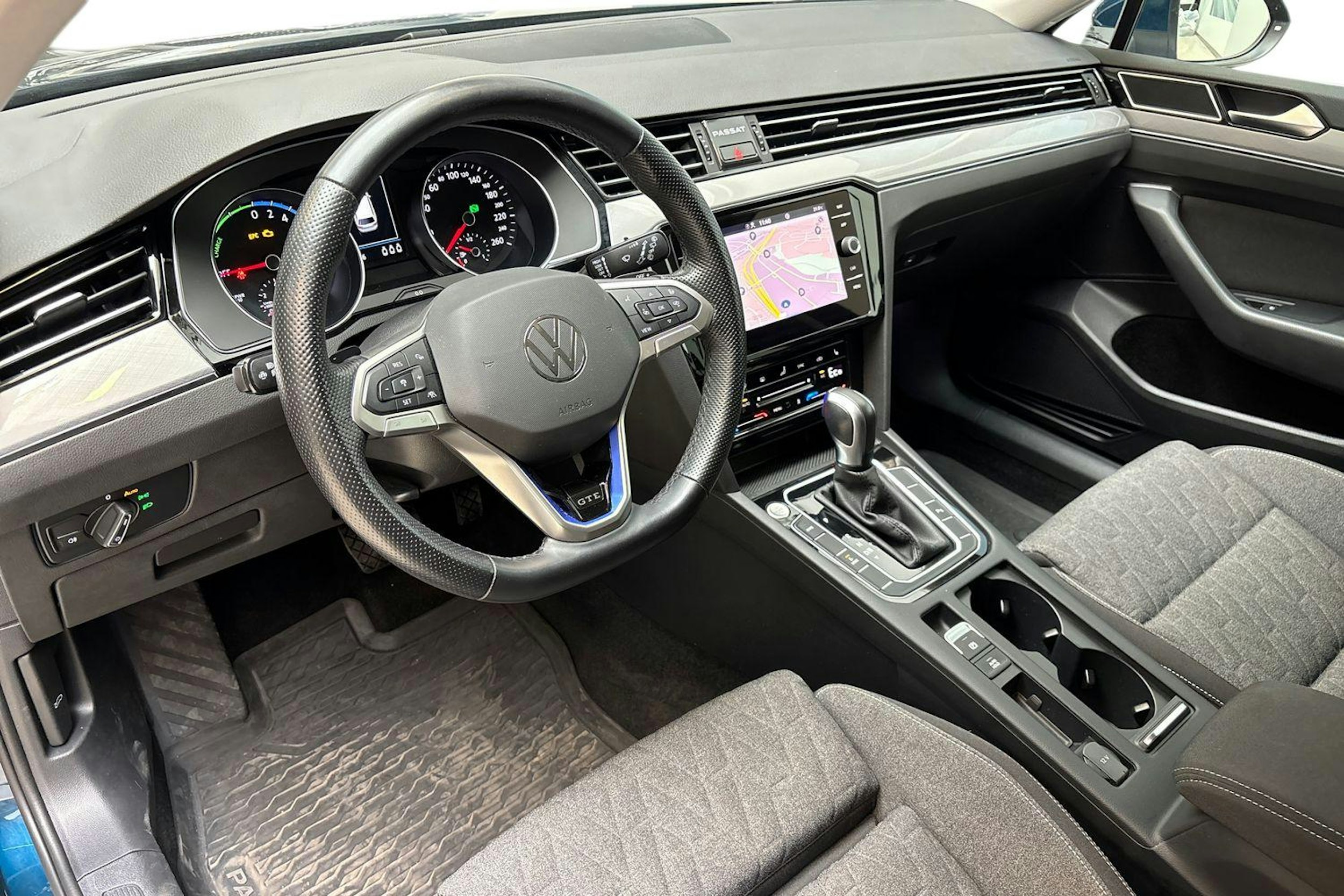 sininen Volkswagen Passat 2024 kuva 7.