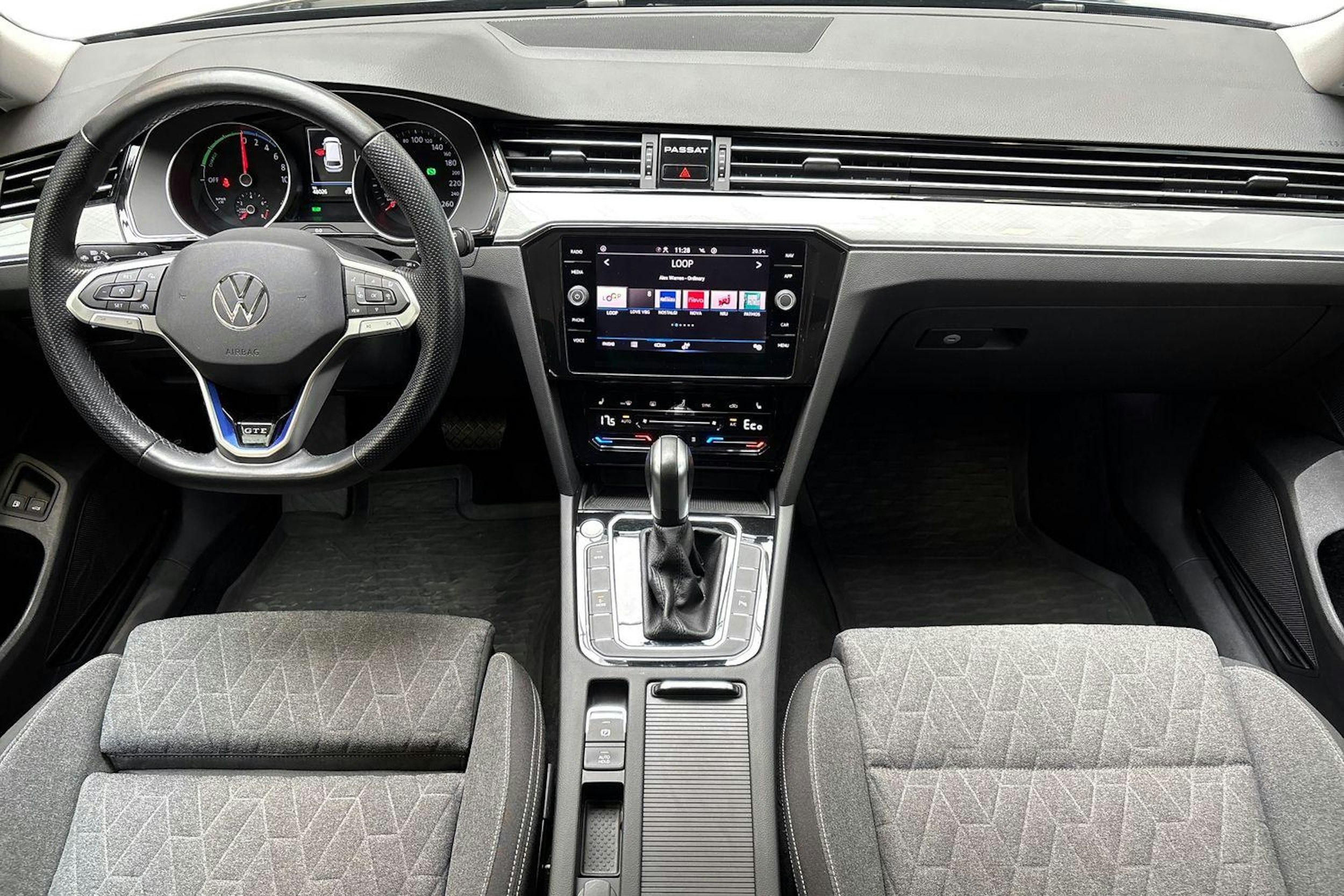 sininen Volkswagen Passat 2024 kuva 9.
