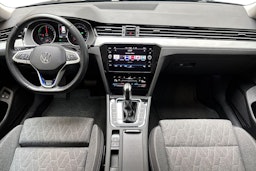 sininen Volkswagen Passat 2024 kuva 9.