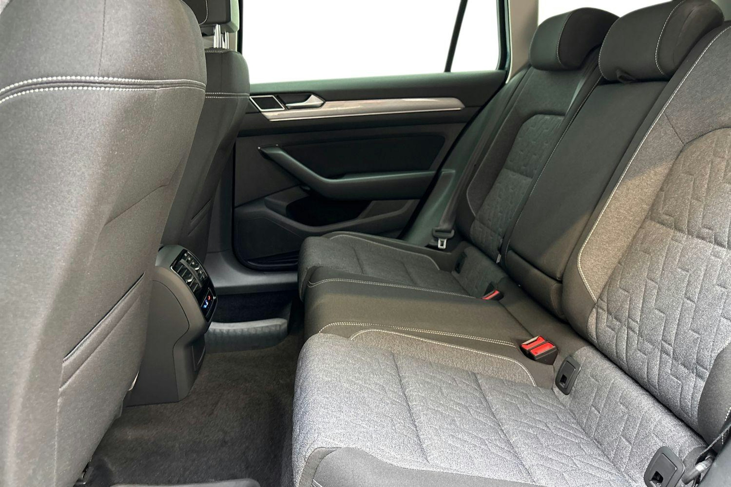 sininen Volkswagen Passat 2024 kuva 10.