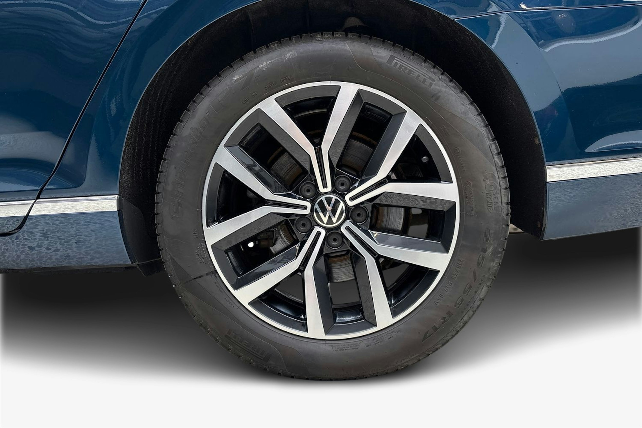 sininen Volkswagen Passat 2024 kuva 11.