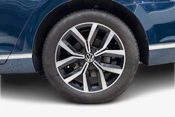 sininen Volkswagen Passat 2024 kuva 11.