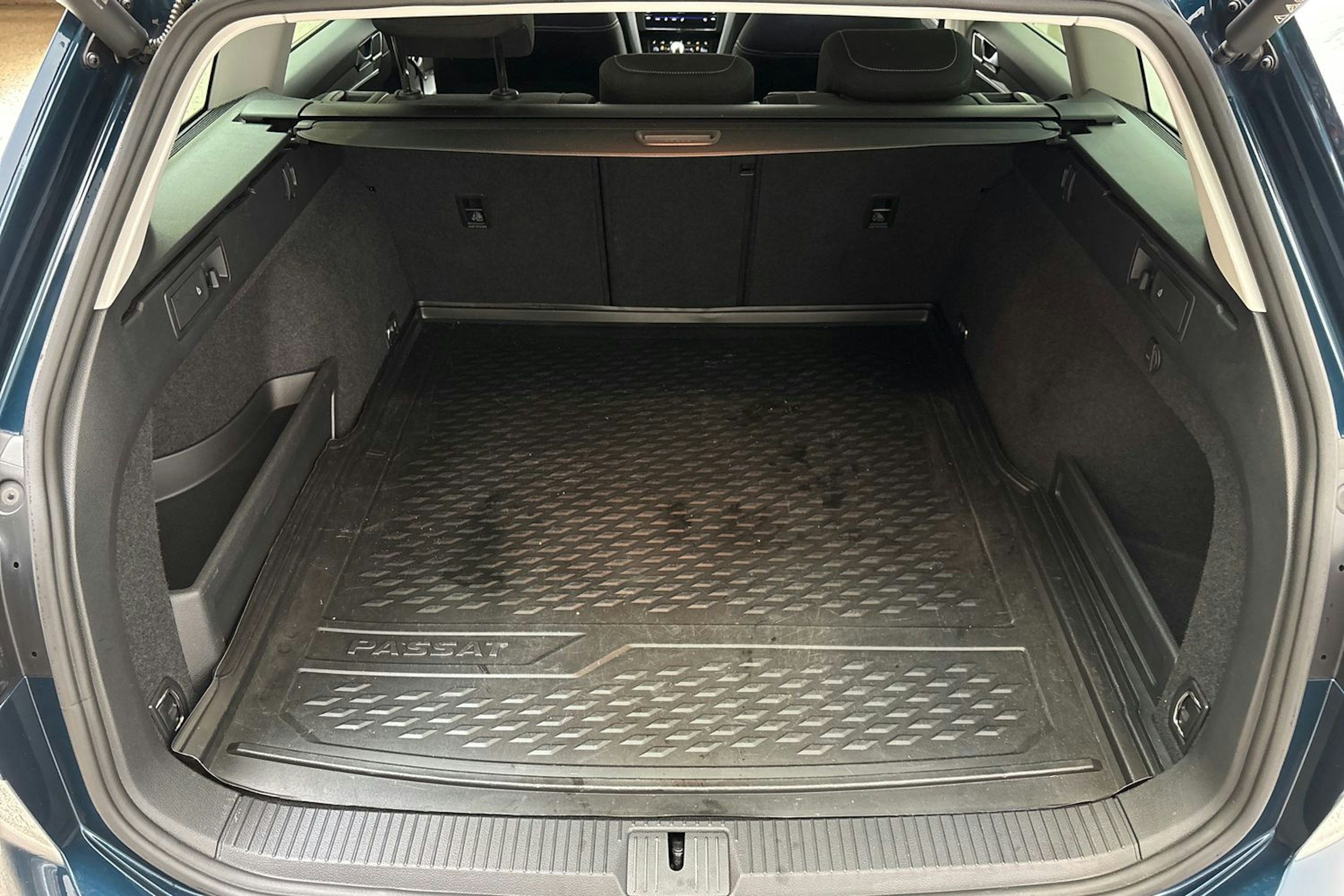 sininen Volkswagen Passat 2024 kuva 15.