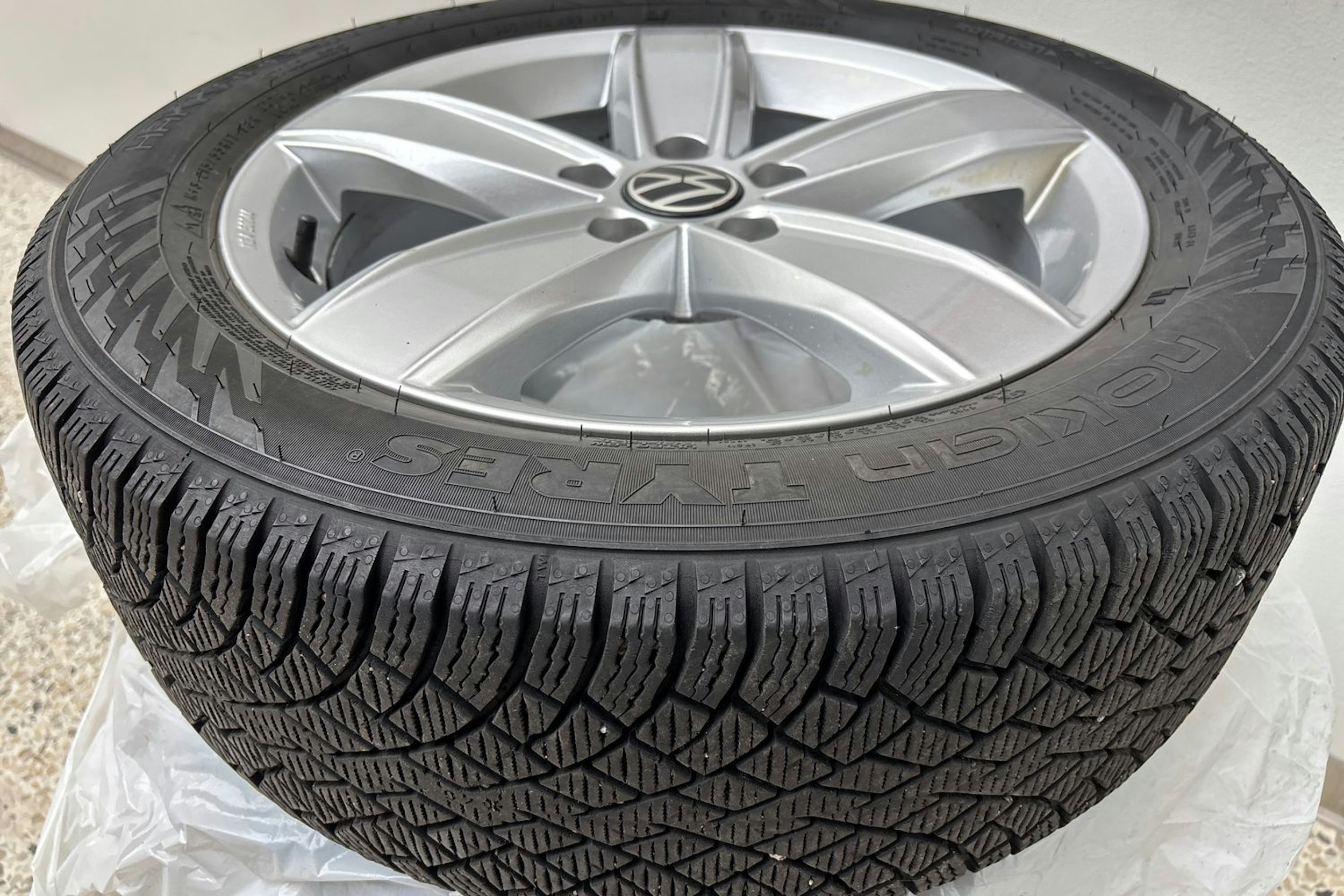 sininen Volkswagen Passat 2024 kuva 16.