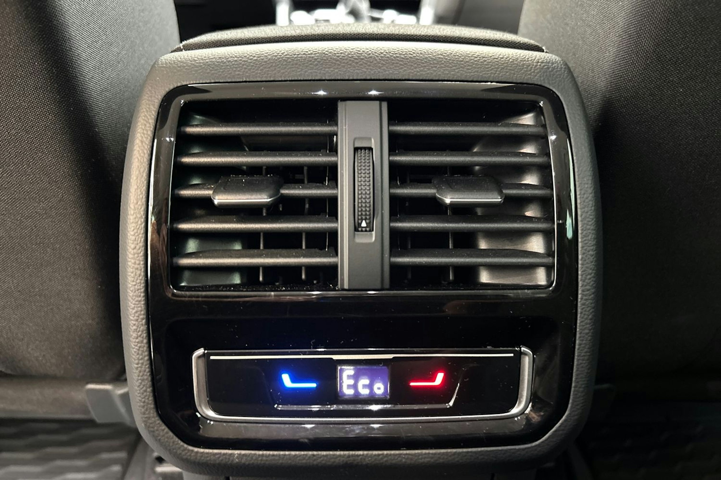 sininen Volkswagen Passat 2024 kuva 17.
