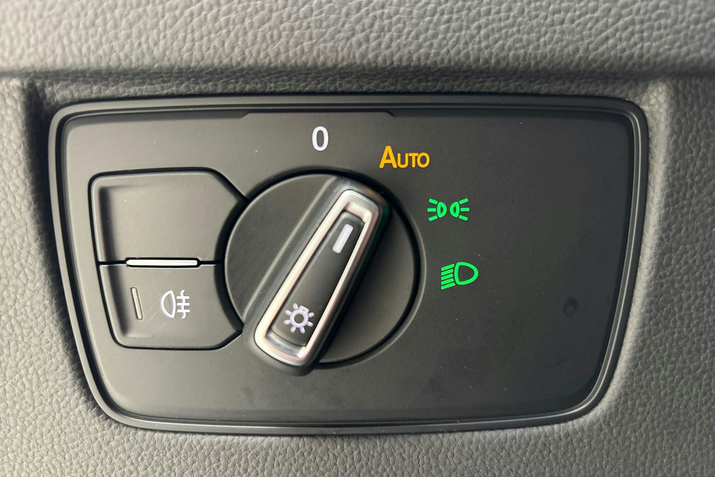 sininen Volkswagen Passat 2024 kuva 19.