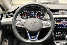 sininen Volkswagen Passat 2024 kuva 20.