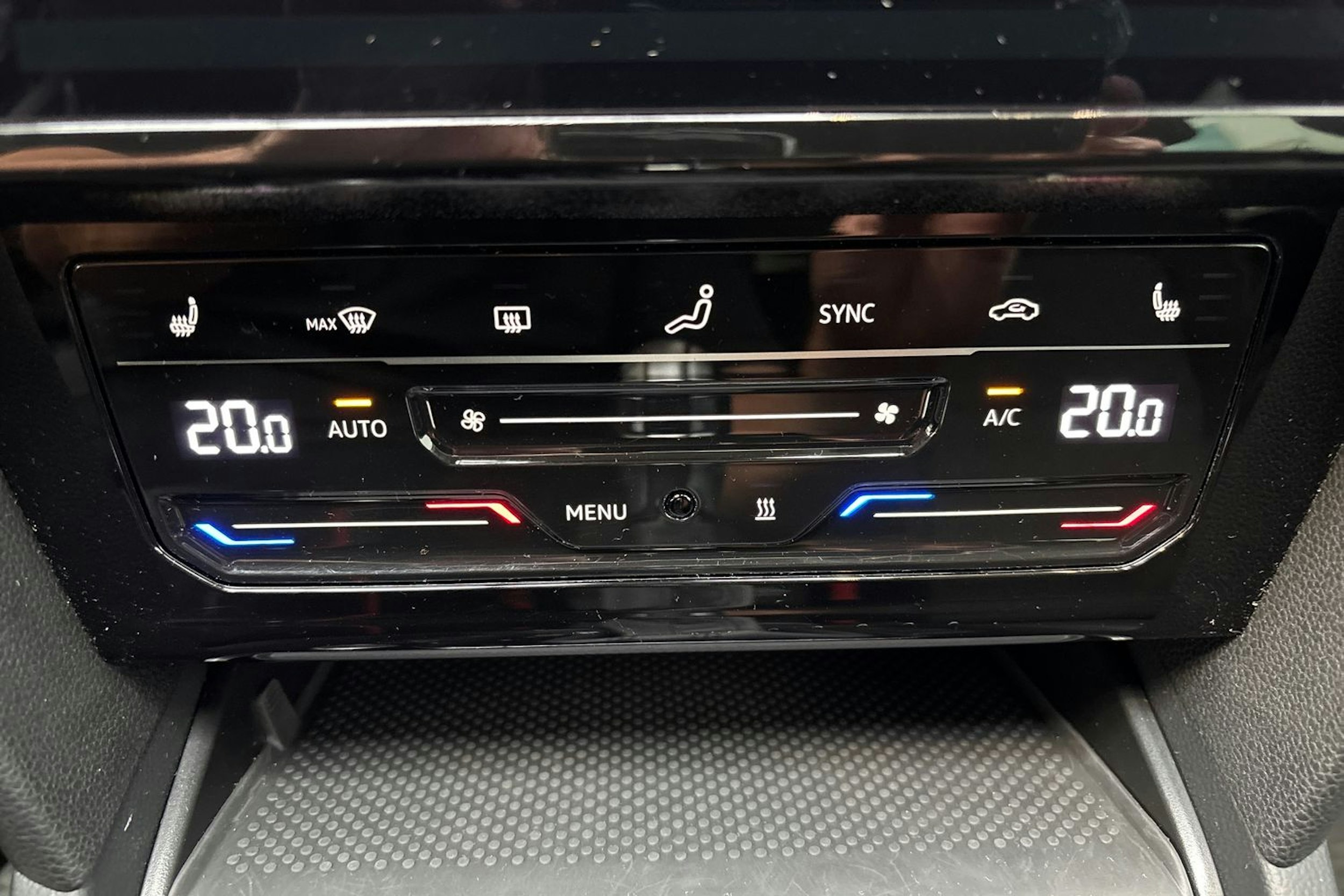 sininen Volkswagen Passat 2024 kuva 26.