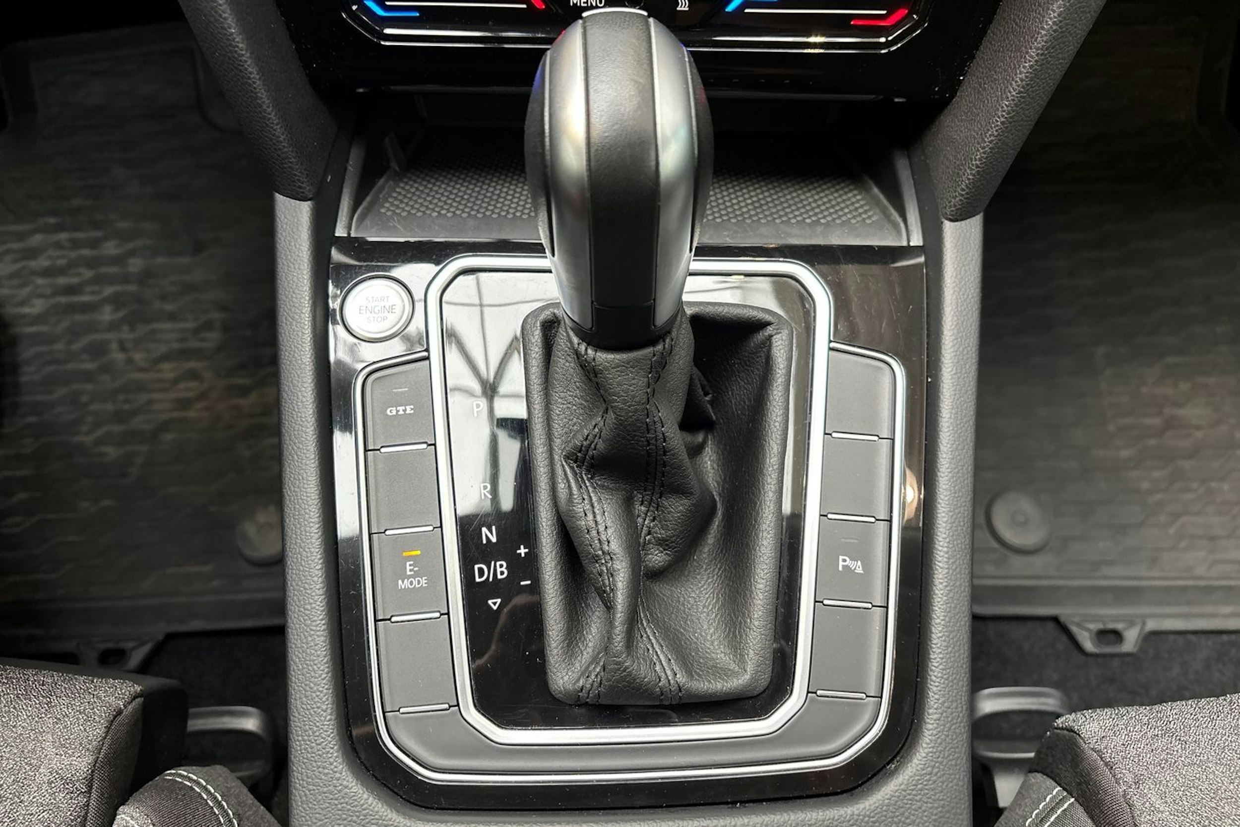 sininen Volkswagen Passat 2024 kuva 27.