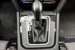 sininen Volkswagen Passat 2024 kuva 27.