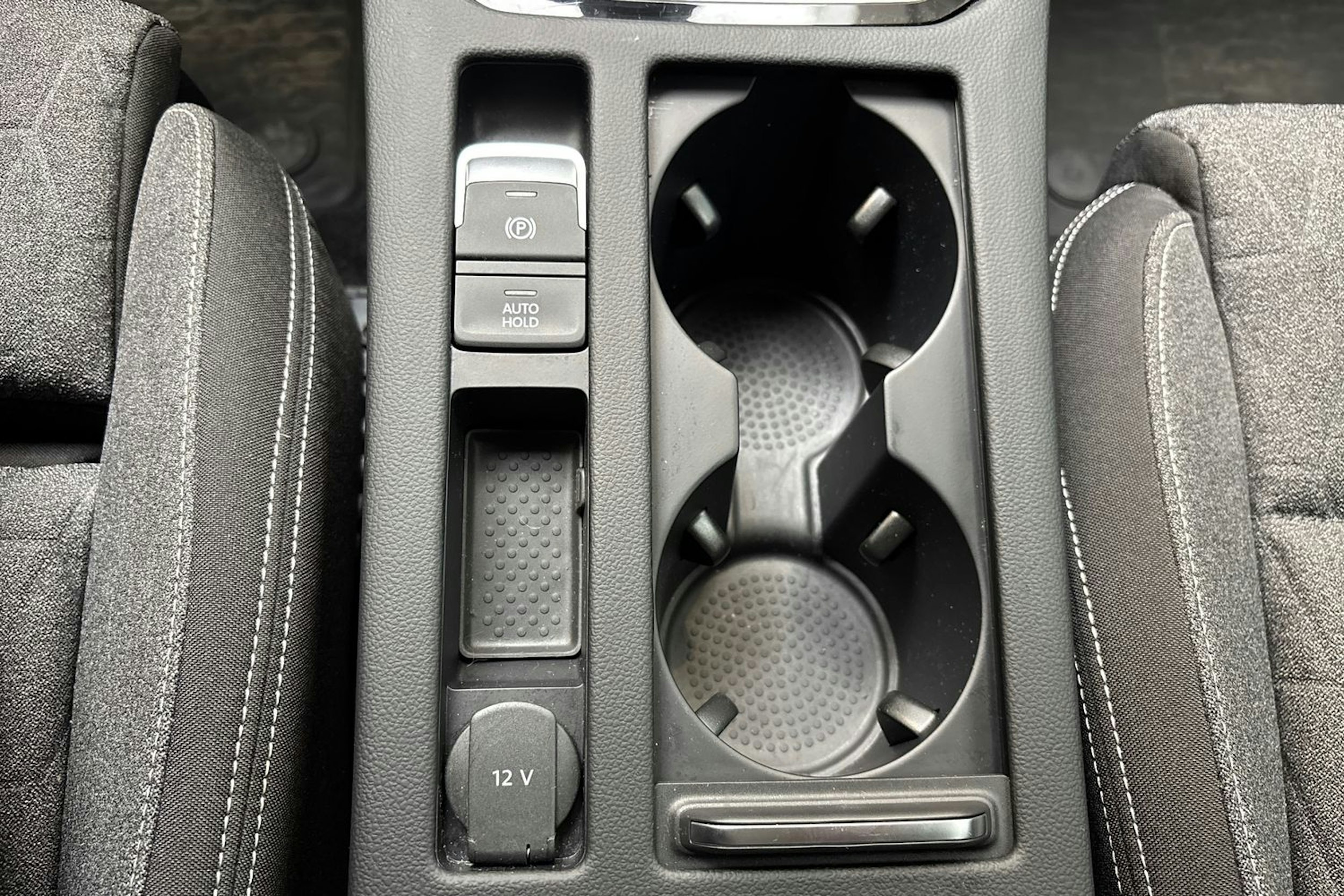 sininen Volkswagen Passat 2024 kuva 28.