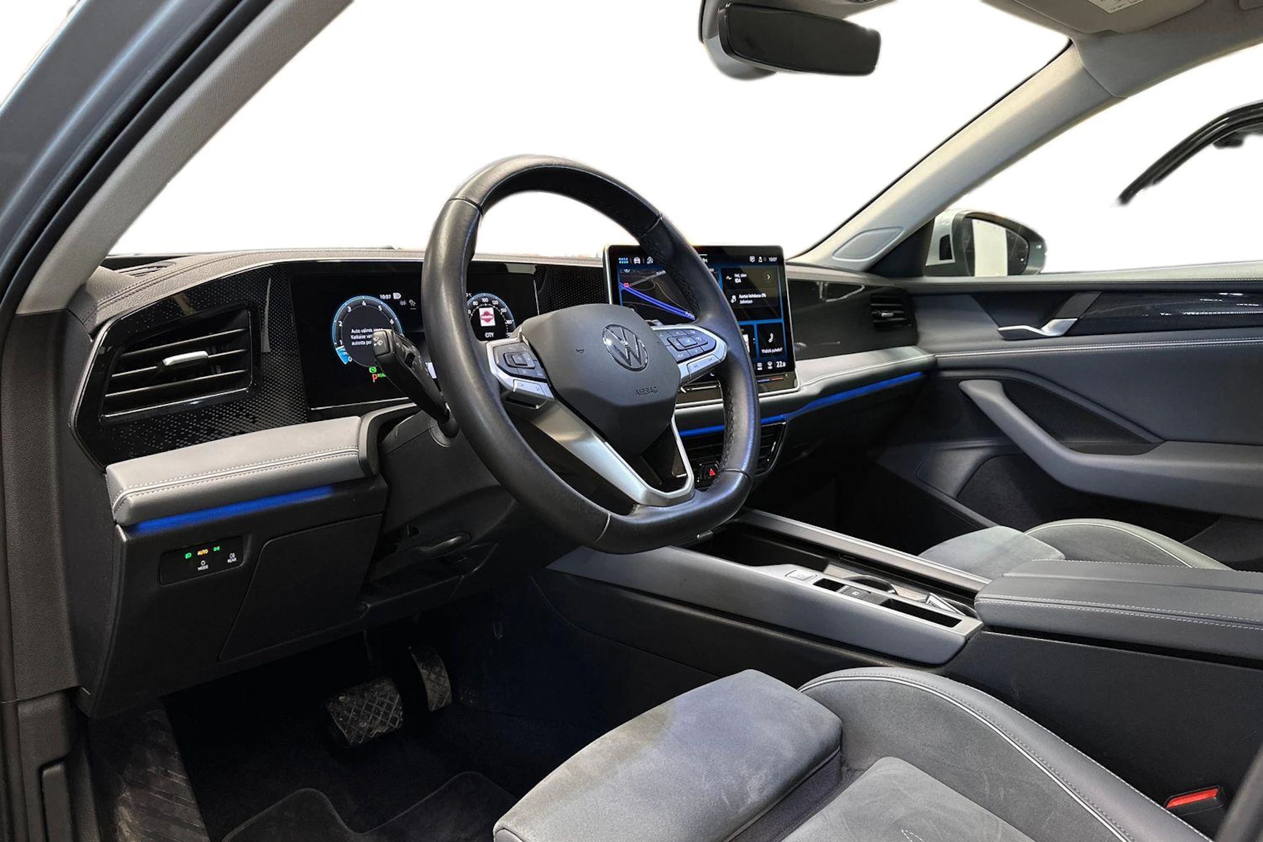 Harmaa Volkswagen Passat 2024 kuva 6.