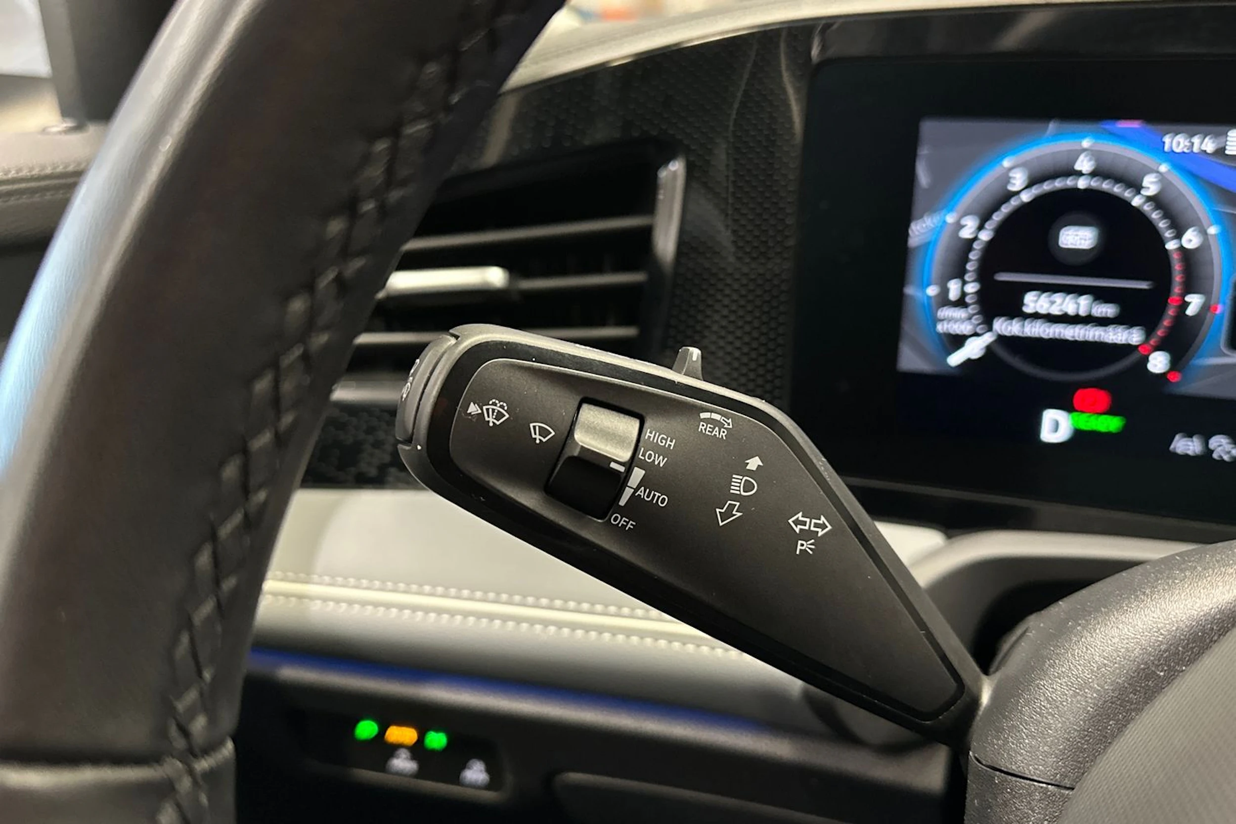 Harmaa Volkswagen Passat 2024 kuva 24.
