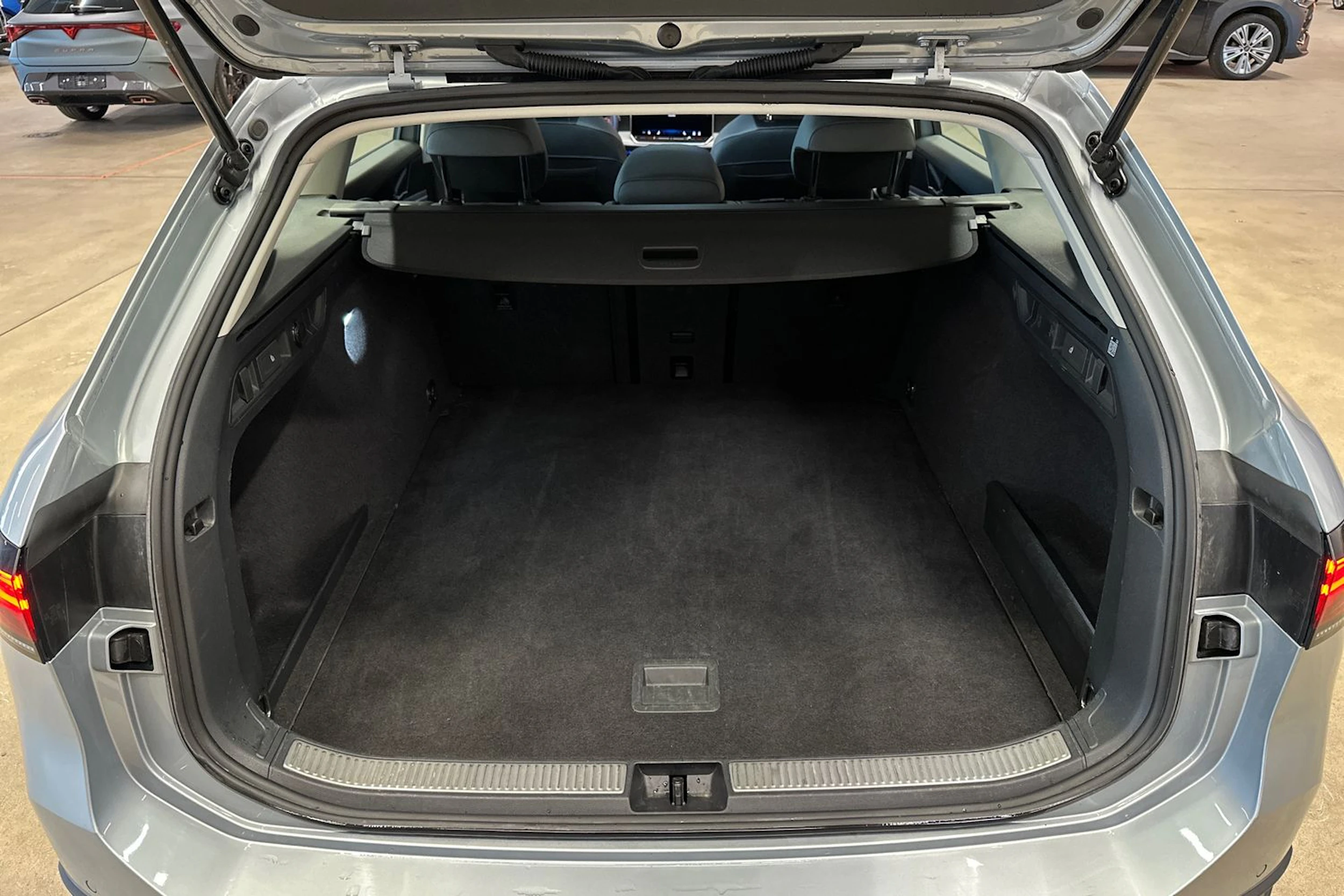 Harmaa Volkswagen Passat 2024 kuva 30.