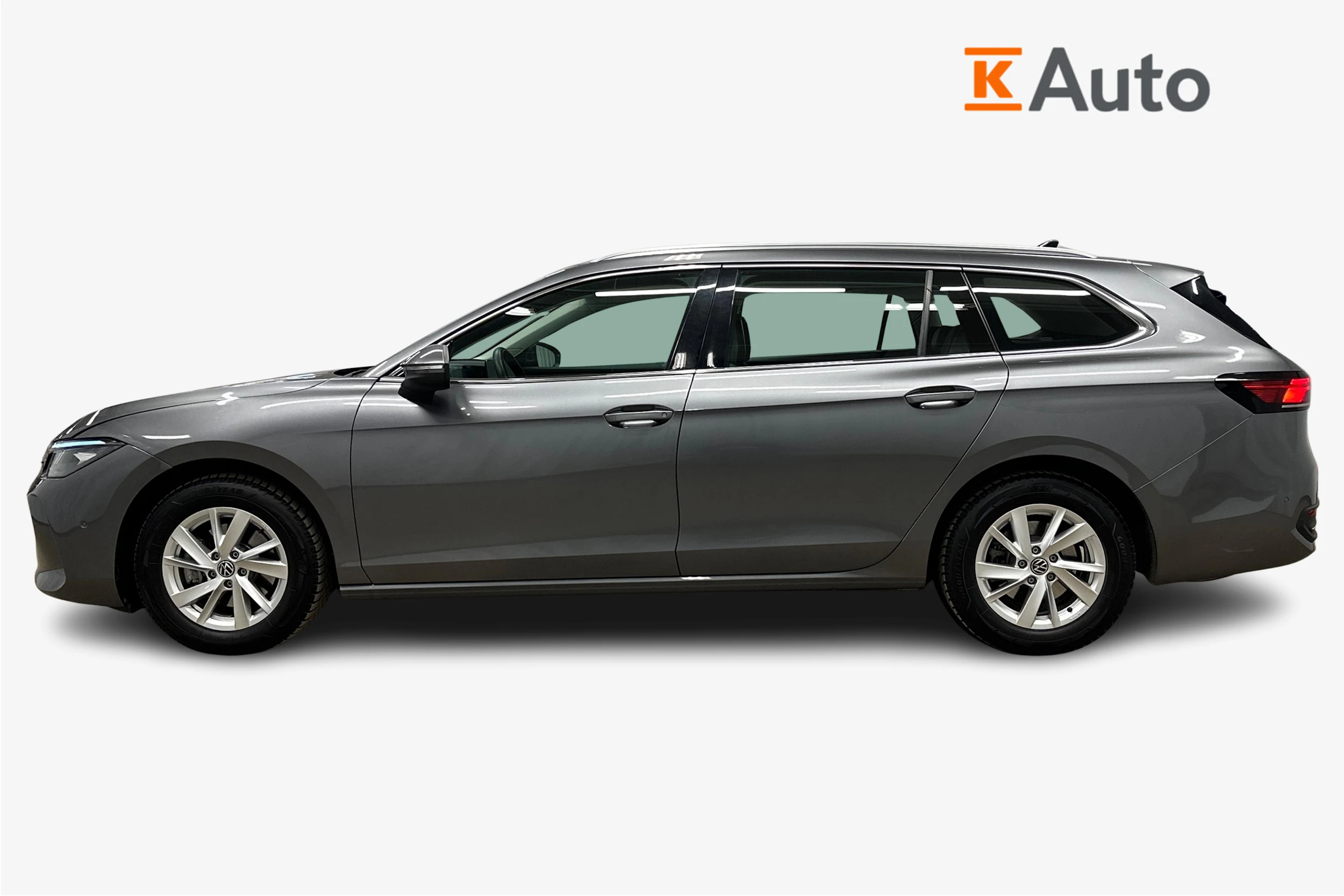 harmaa Volkswagen Passat 2024 kuva 7.