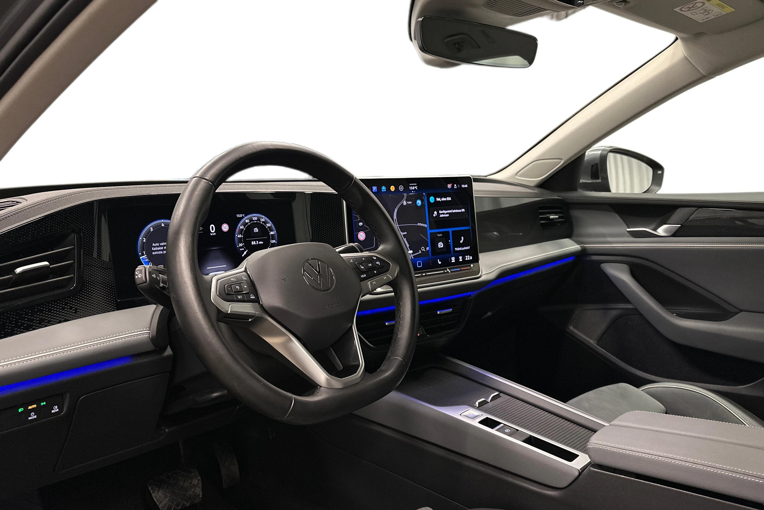 harmaa Volkswagen Passat 2024 kuva 8.