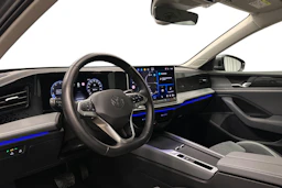 harmaa Volkswagen Passat 2024 kuva 8.