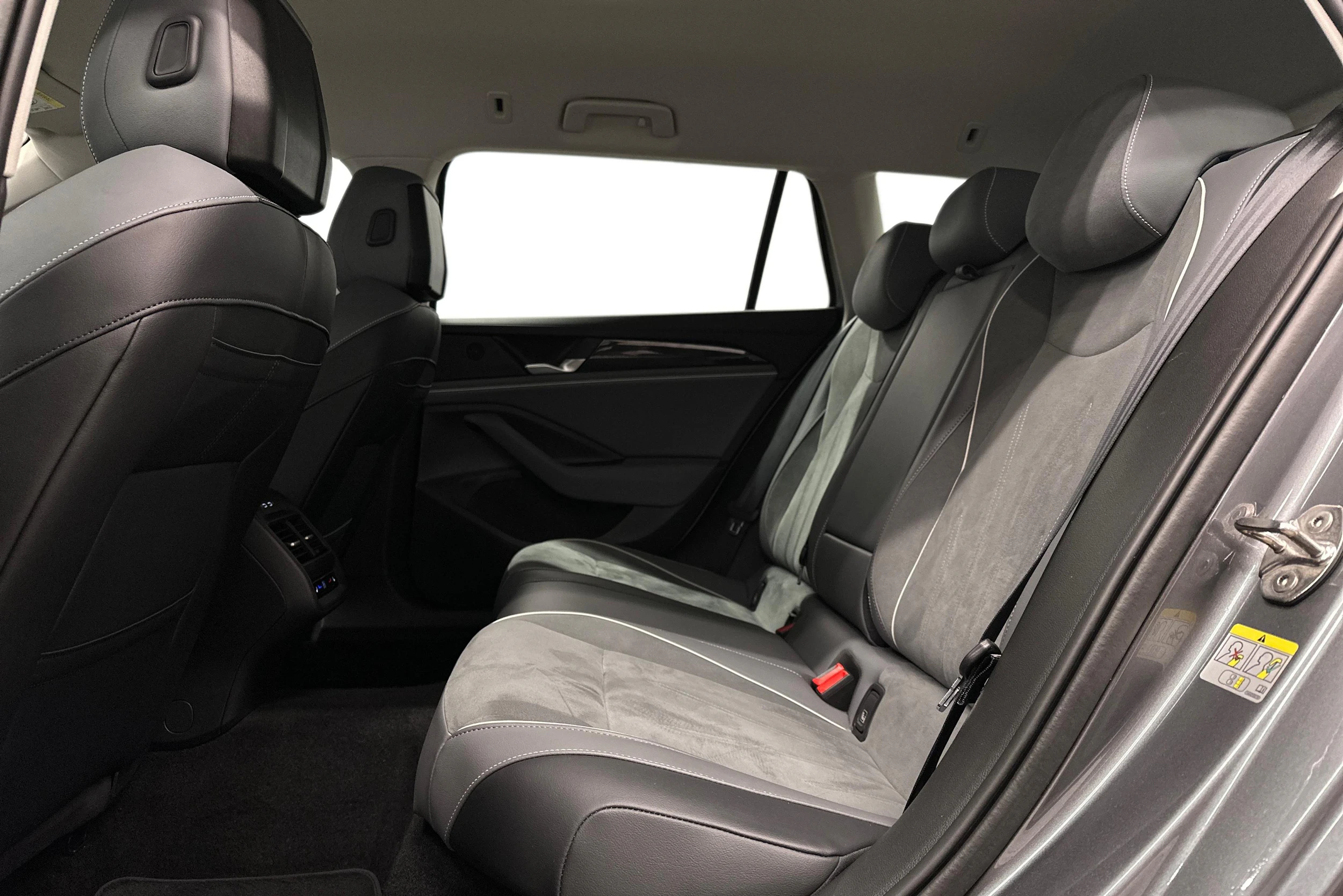 harmaa Volkswagen Passat 2024 kuva 11.