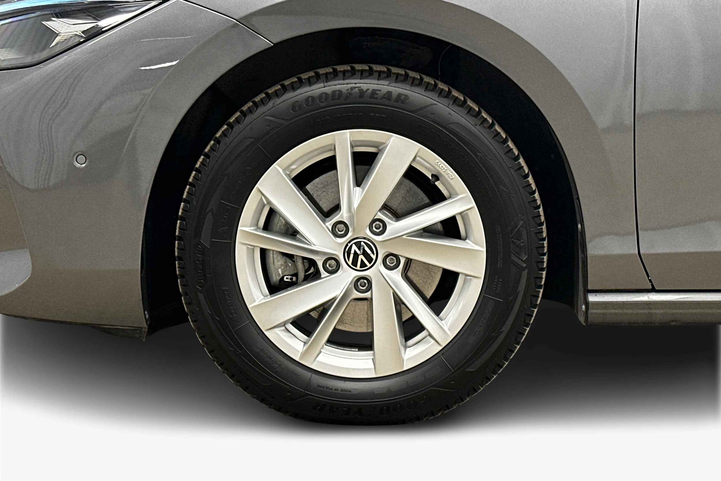 harmaa Volkswagen Passat 2024 kuva 12.