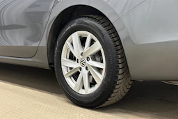 harmaa Volkswagen Passat 2024 kuva 13.