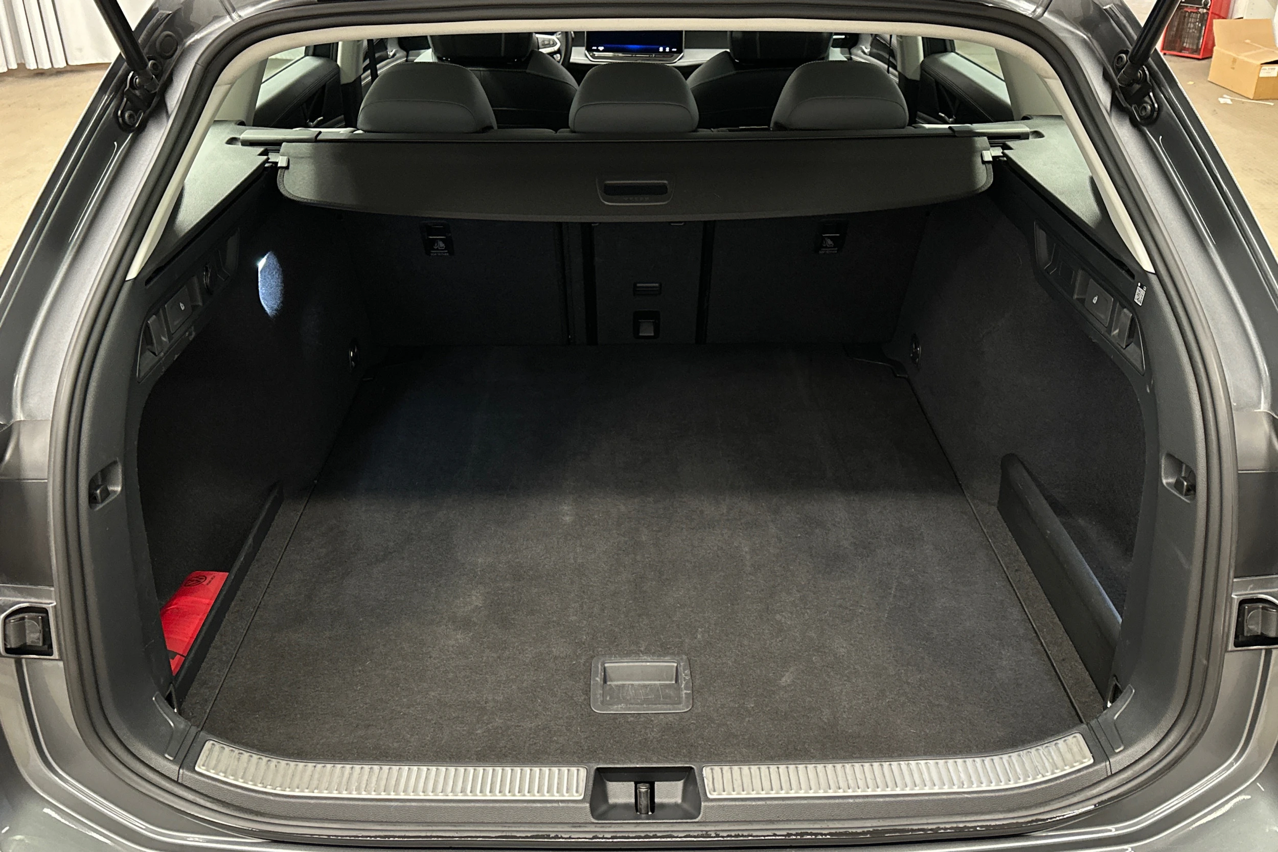 harmaa Volkswagen Passat 2024 kuva 15.