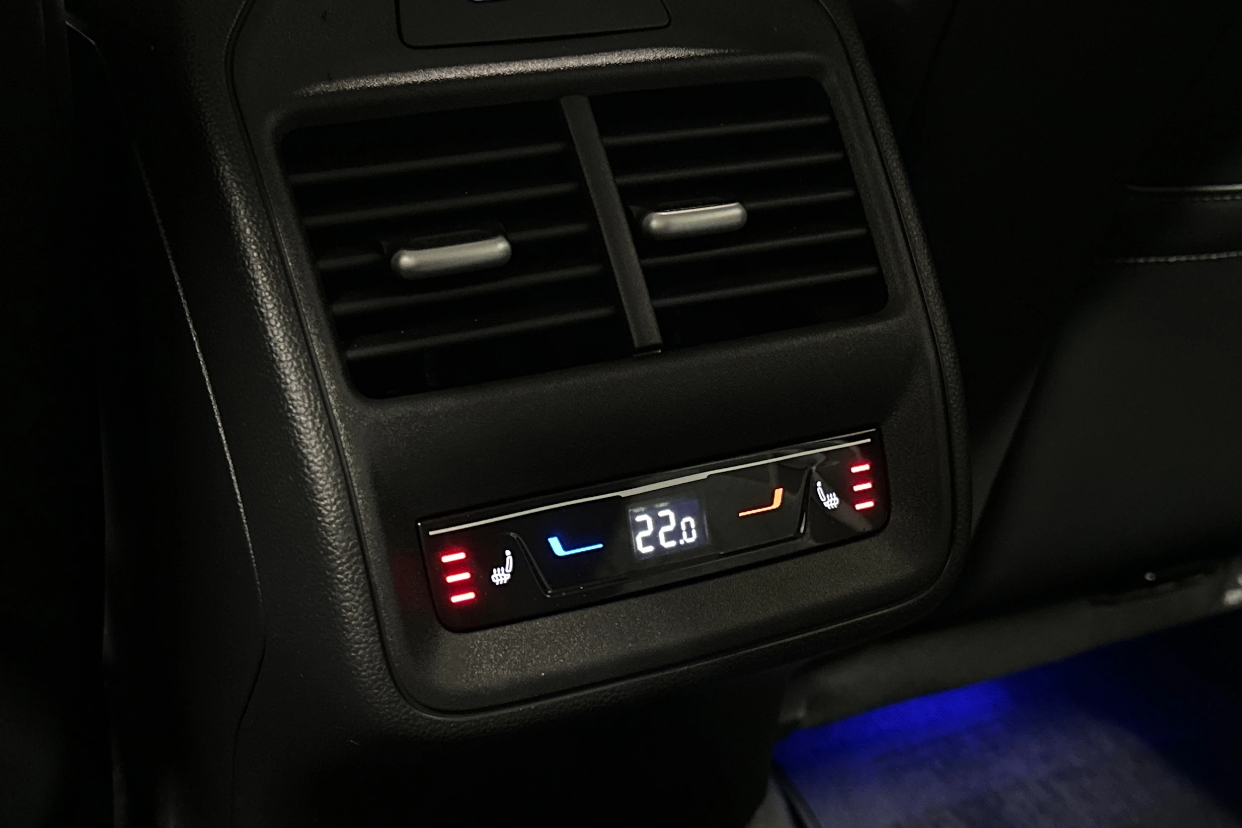 harmaa Volkswagen Passat 2024 kuva 16.