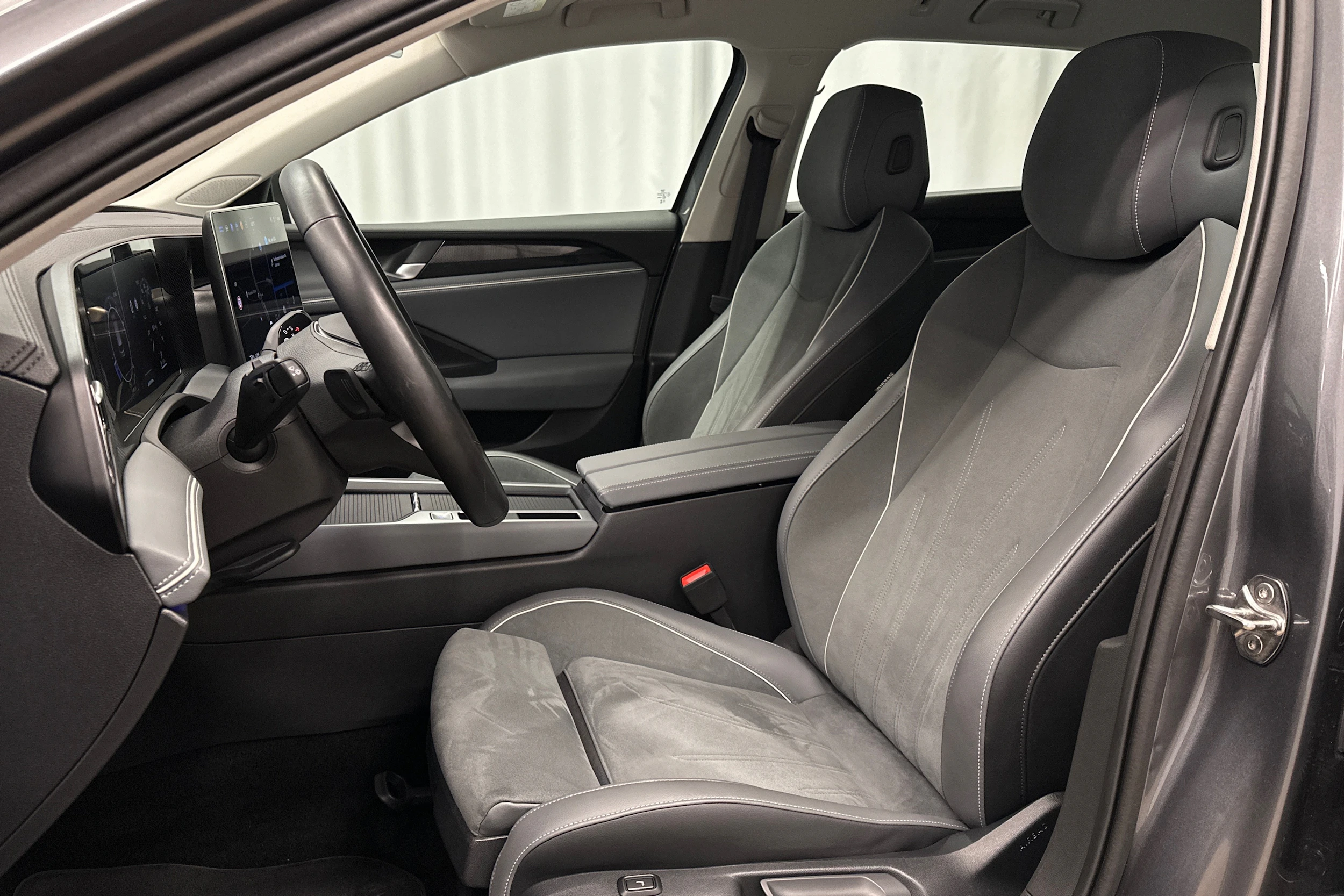 harmaa Volkswagen Passat 2024 kuva 17.