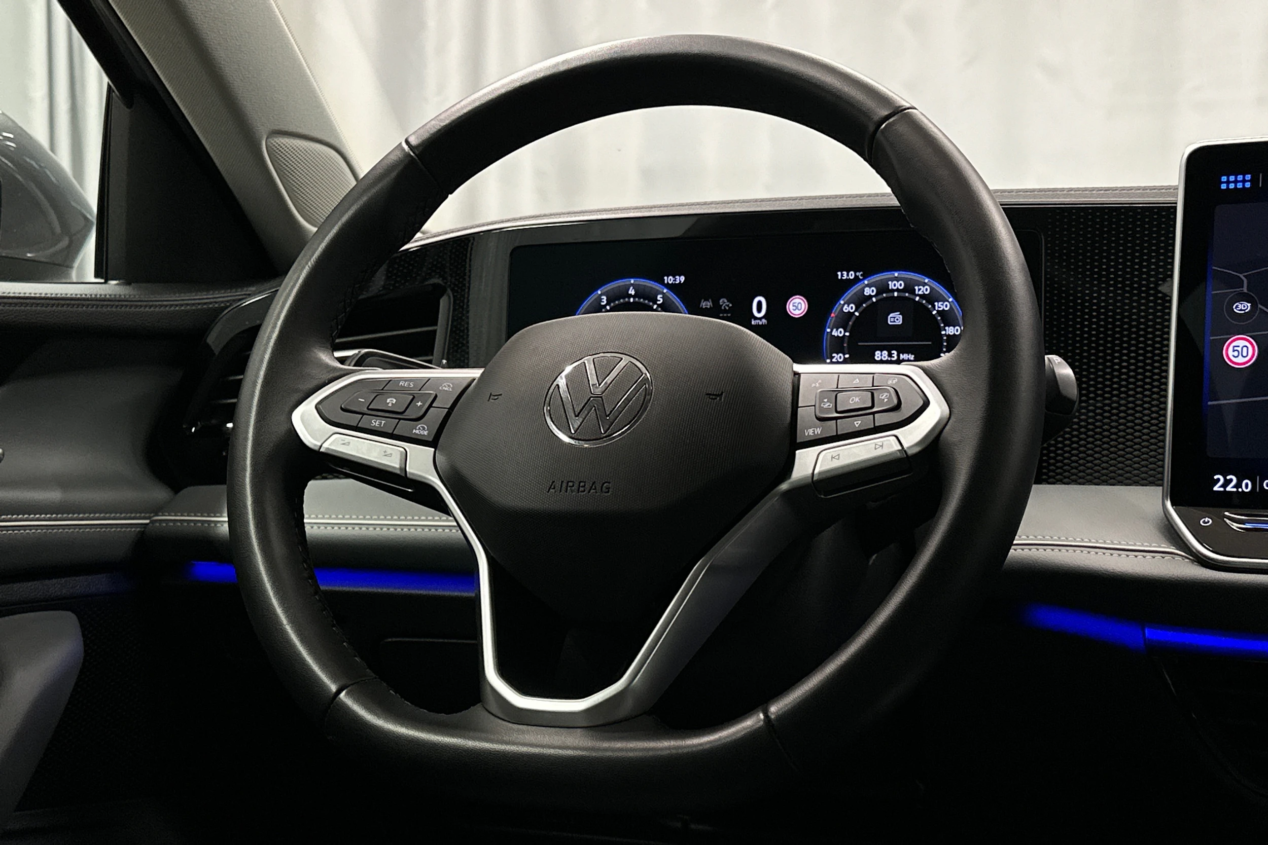 harmaa Volkswagen Passat 2024 kuva 18.