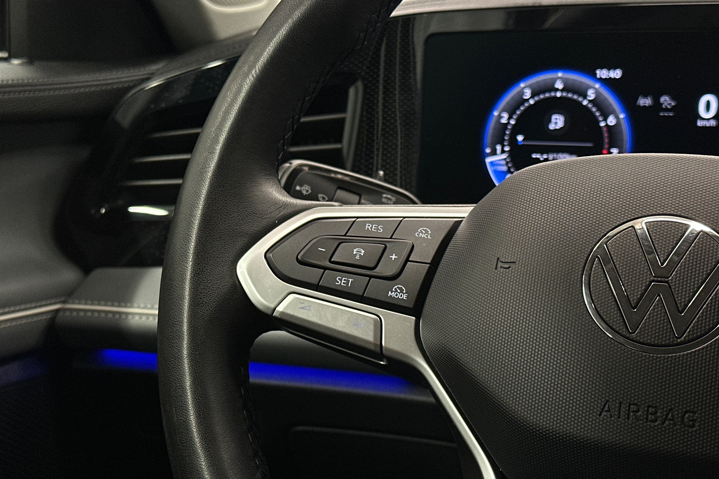 harmaa Volkswagen Passat 2024 kuva 19.