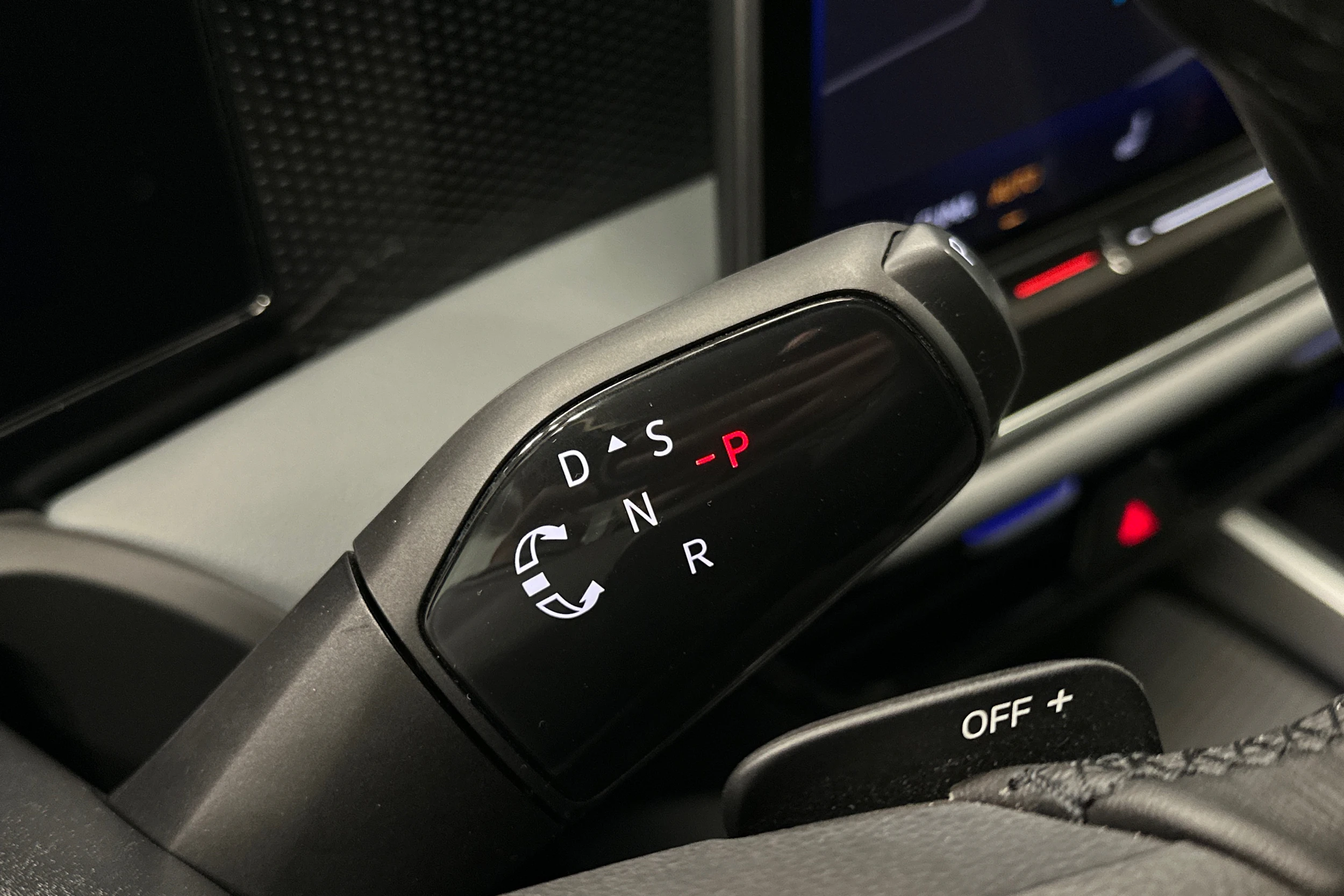 harmaa Volkswagen Passat 2024 kuva 21.