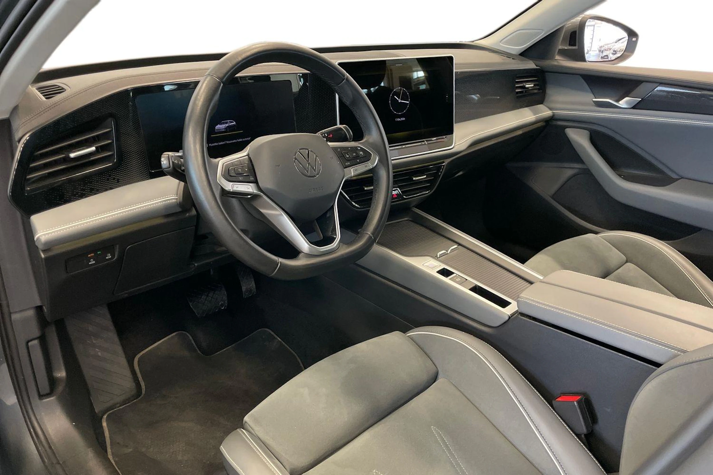 harmaa Volkswagen Passat 2024 kuva 8.