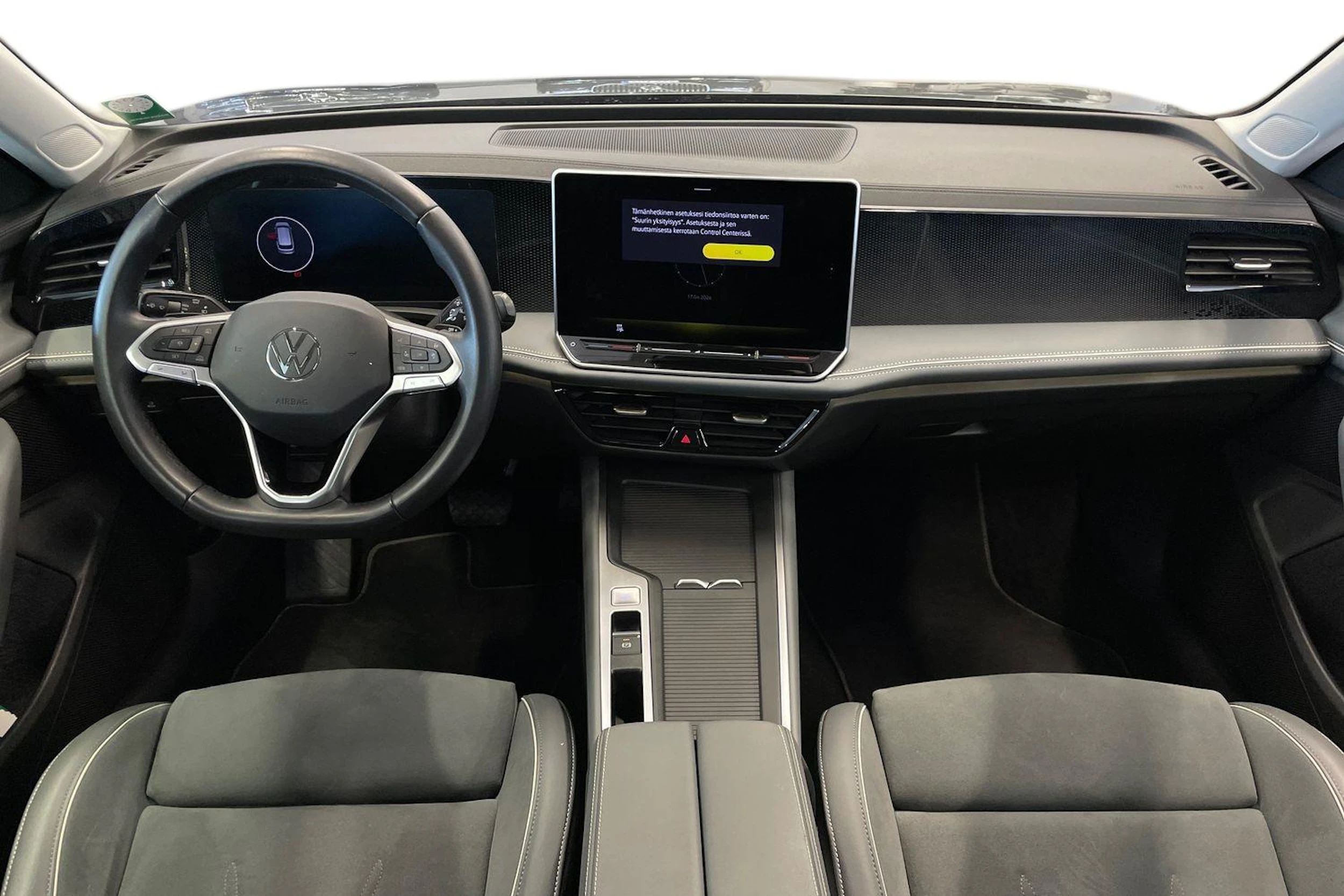 harmaa Volkswagen Passat 2024 kuva 9.