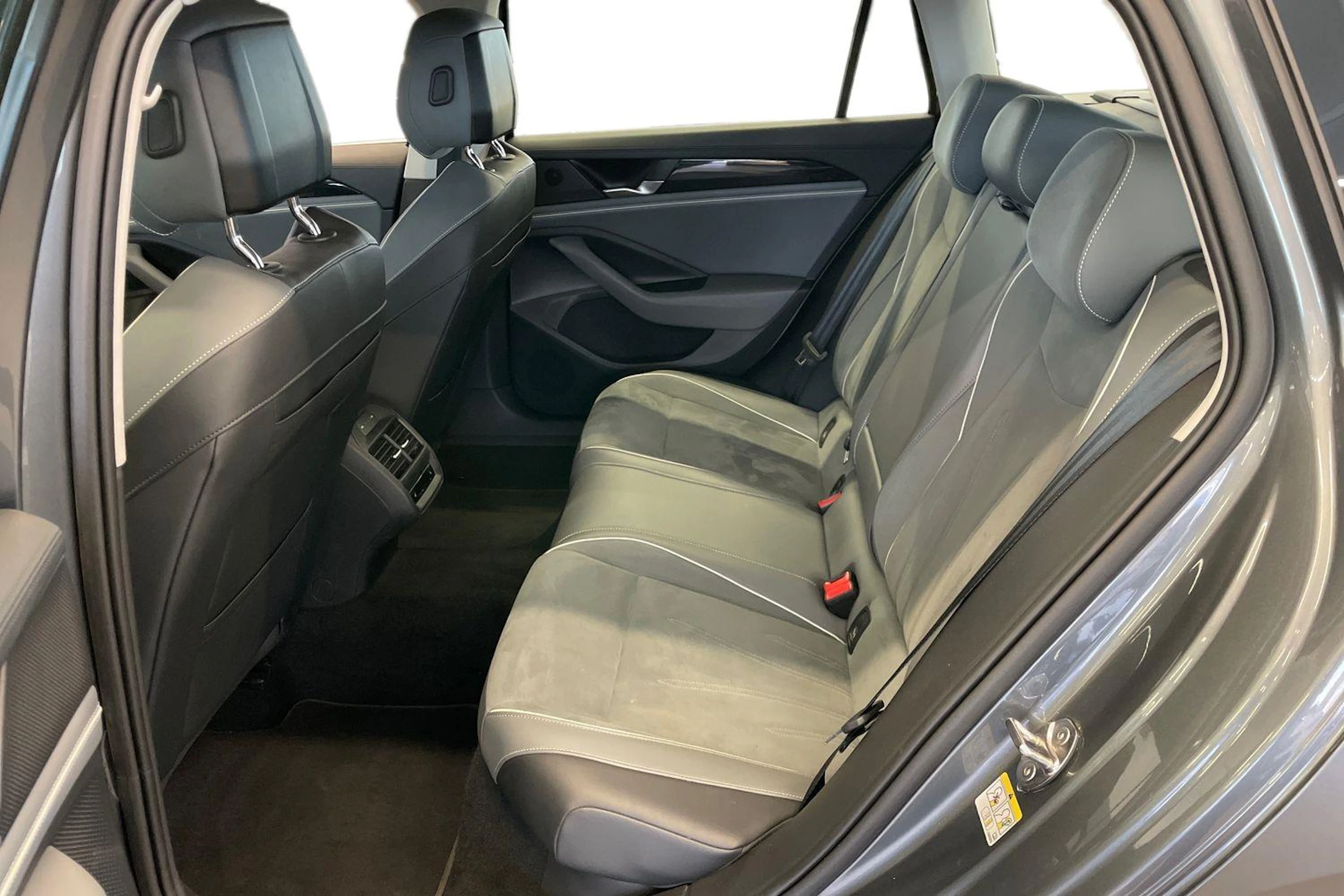 harmaa Volkswagen Passat 2024 kuva 11.